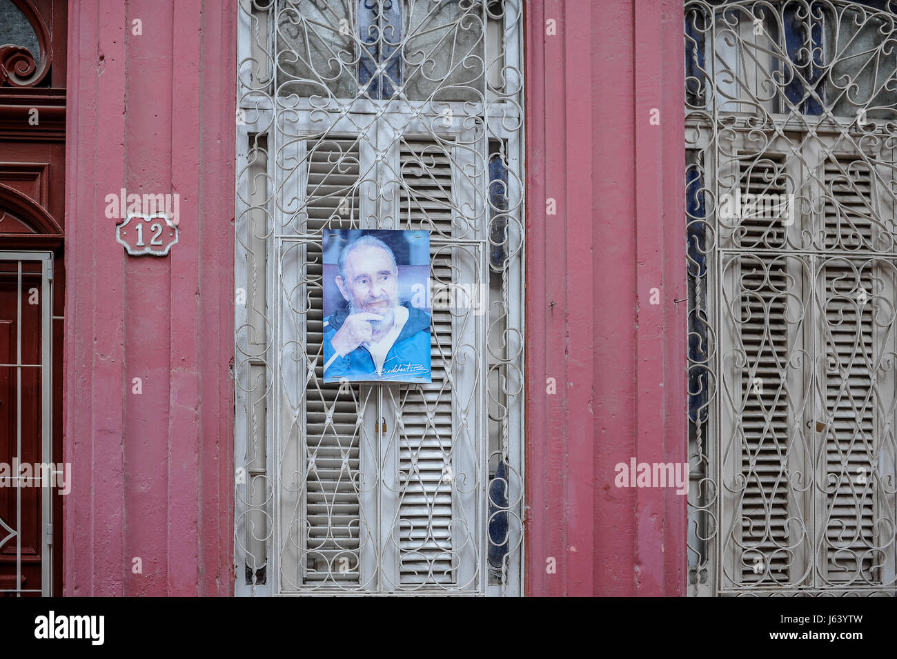 verblasst Bild von Fidel Castro hängen an einem Fenster in Havanna, Kuba Stockfoto