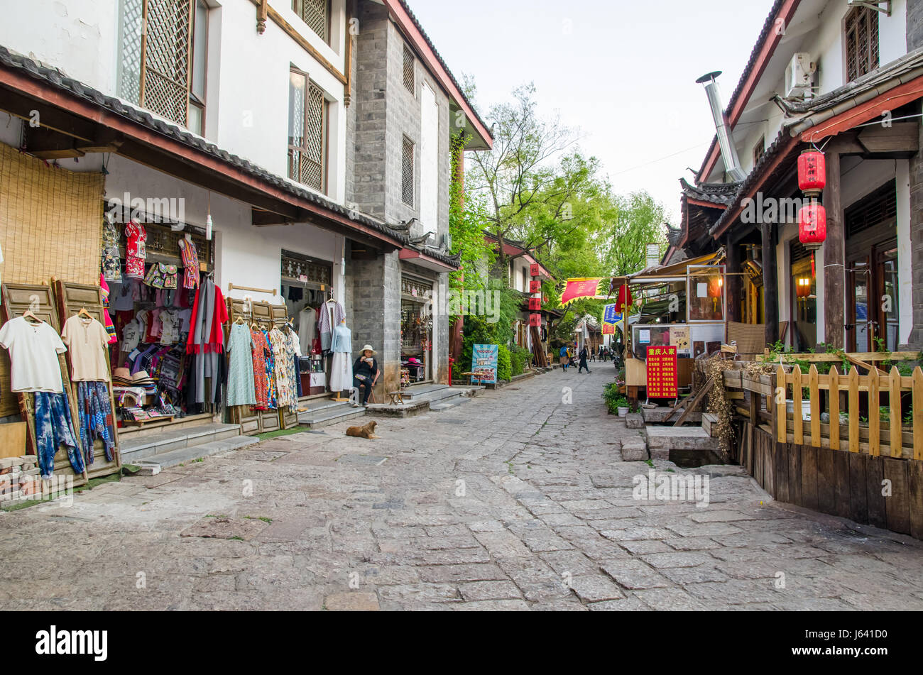 Lijiang, Yunnan - April 13,2017: Shuhe die antike Stadt ist eines der ältesten Lebensräume von Lijiang und gut erhaltene Stadt entlang der alten Tee. Stockfoto