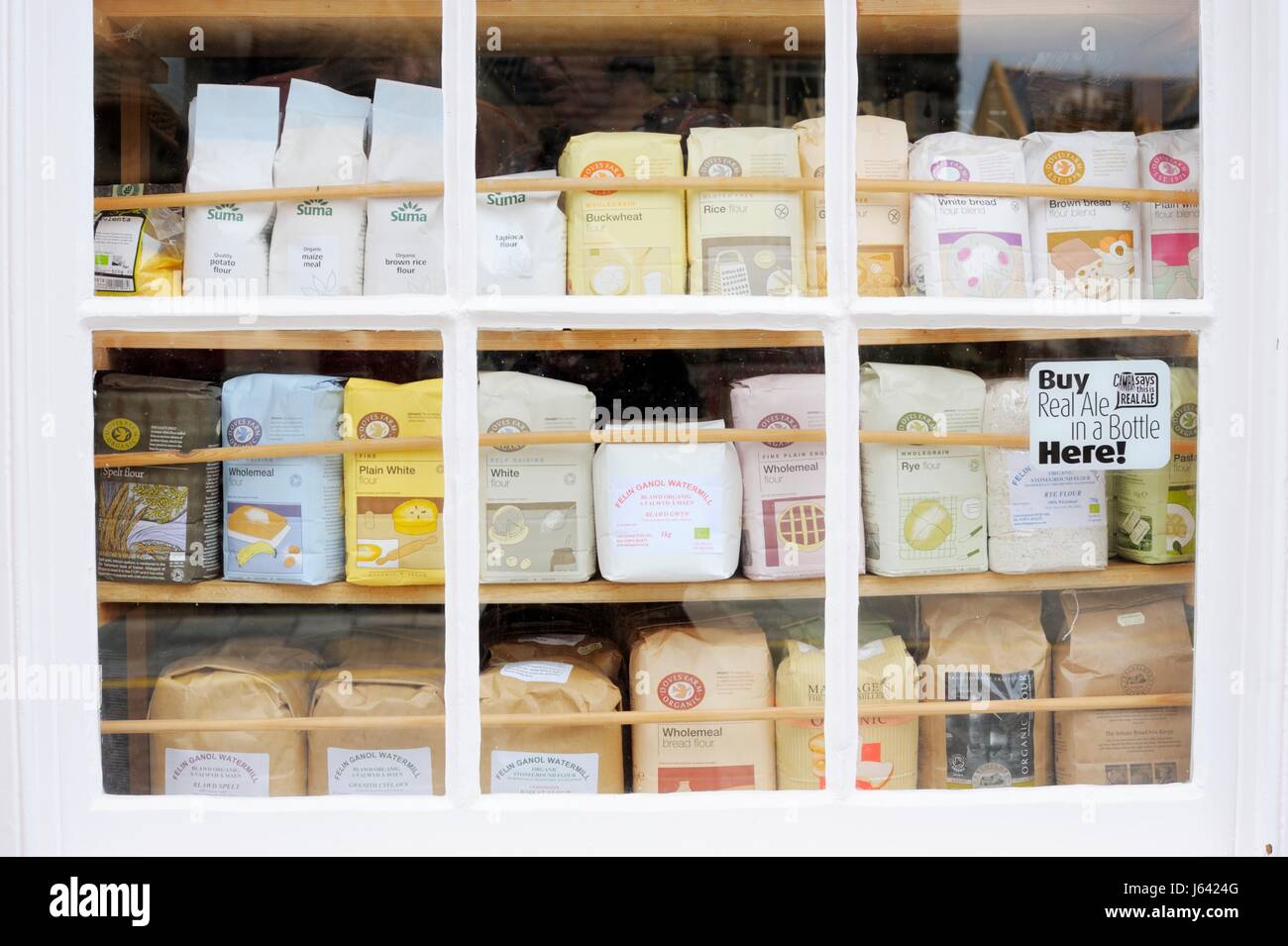 Viele Sorten und Marken von Mehl in das Fenster der Baumhaus-unabhängig und vor allem organische Lebensmittel-Einzelhändler, Aberystwyth, Wales, UK Stockfoto