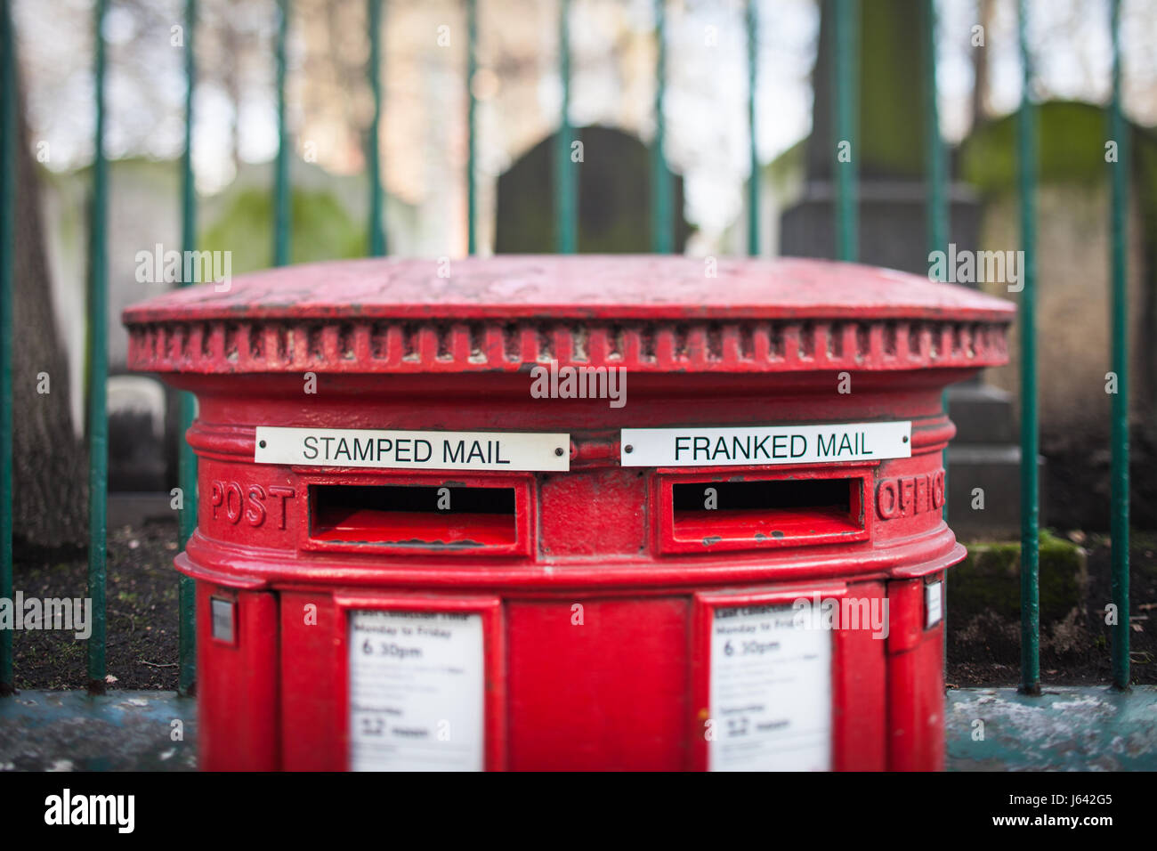 Ein Royal Mail-Postfach in der City of London Friedhof Bunhill Row Stockfoto