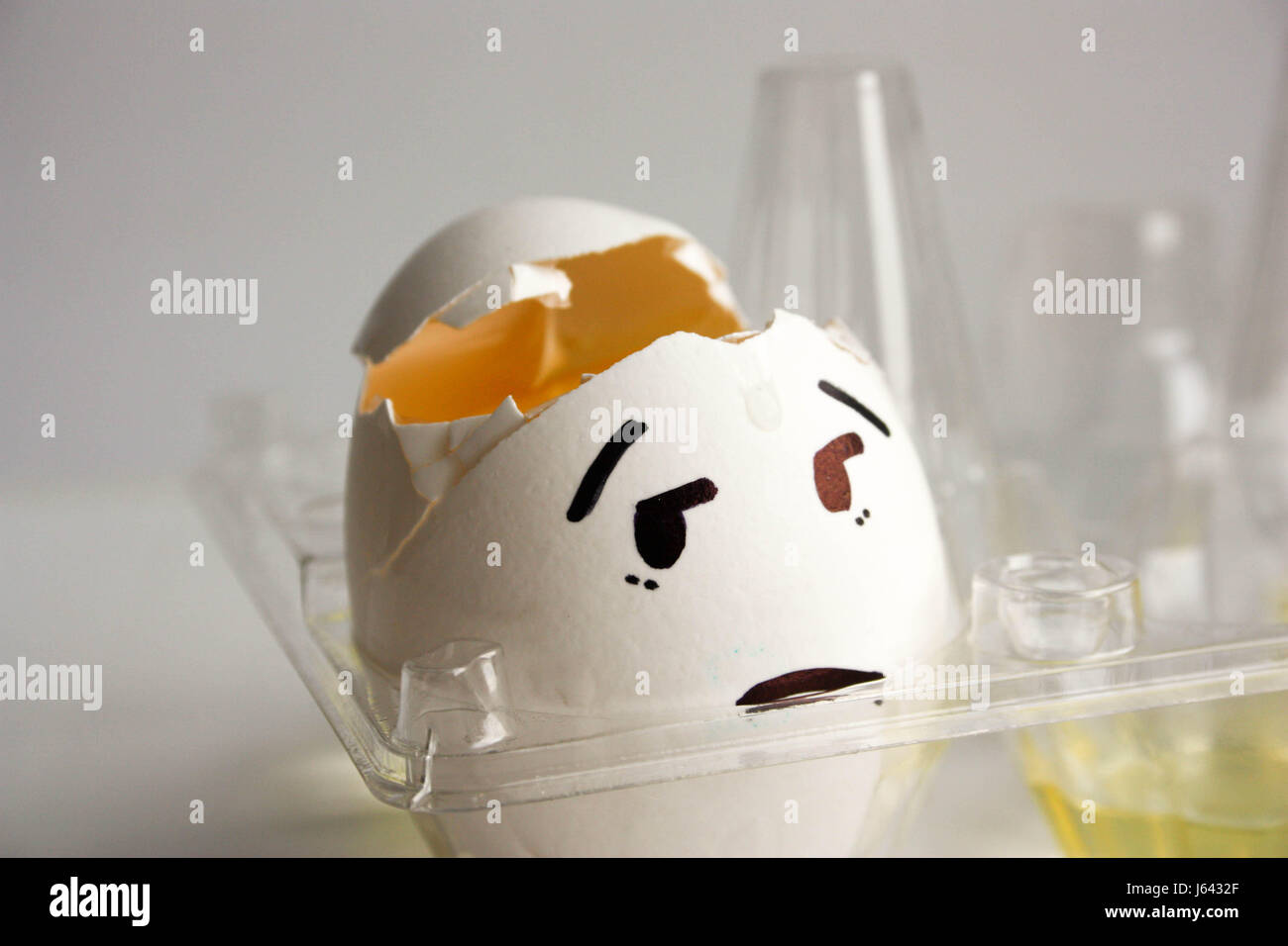 Ein Ei mit einem Gesicht. Konzept der Kopfschmerzen. Kater. Foto für Ihr design Stockfoto