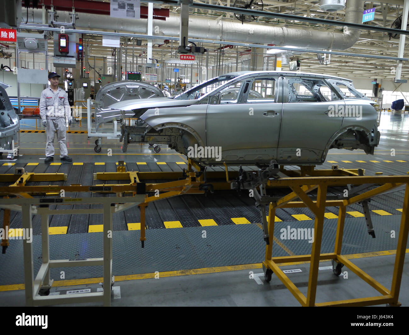 Arbeiter auf der Produktionslinie der PSA-Anlage von Chengdu in China, ein Automobilwerk Stockfoto