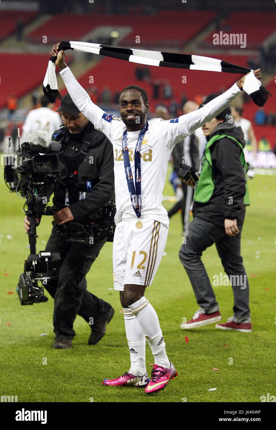 NATHAN DYER feiert BRADFORD CITY V SWANSEA CITY WEMBLEY Stadion LONDON ENGLAND 24. Februar 2013 Stockfoto