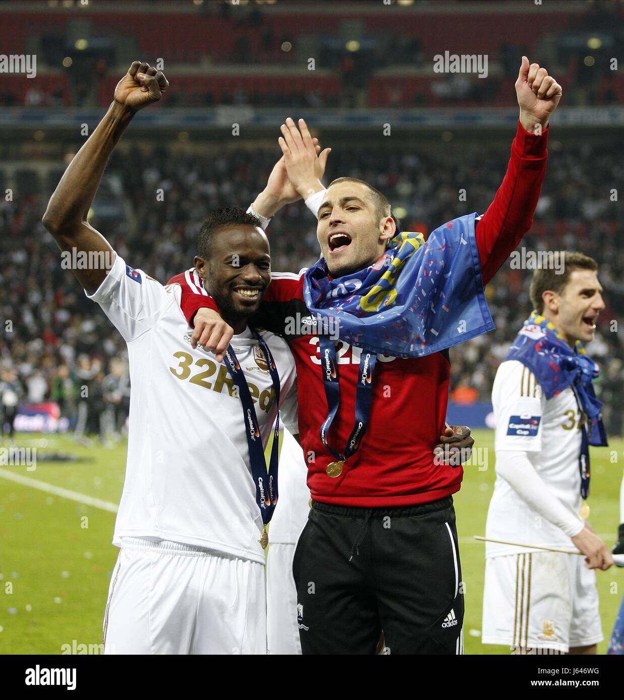 SWANSEA feiern Sieg BRADFORD CITY V SWANSEA CITY WEMBLEY Stadion LONDON ENGLAND 24. Februar 2013 Stockfoto