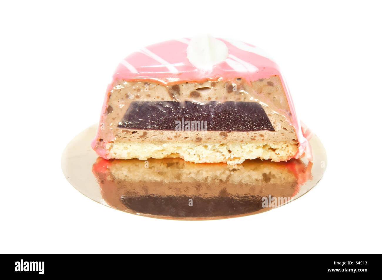 französische Mousse Torte mit Kirsche Glasur isoliert auf weiss überzogen Stockfoto