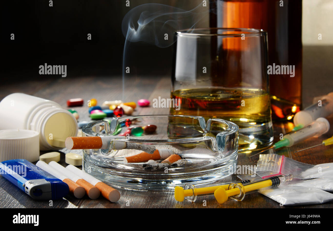 Vielzahl von Suchtmitteln wie Alkohol, Zigaretten und Drogen ...