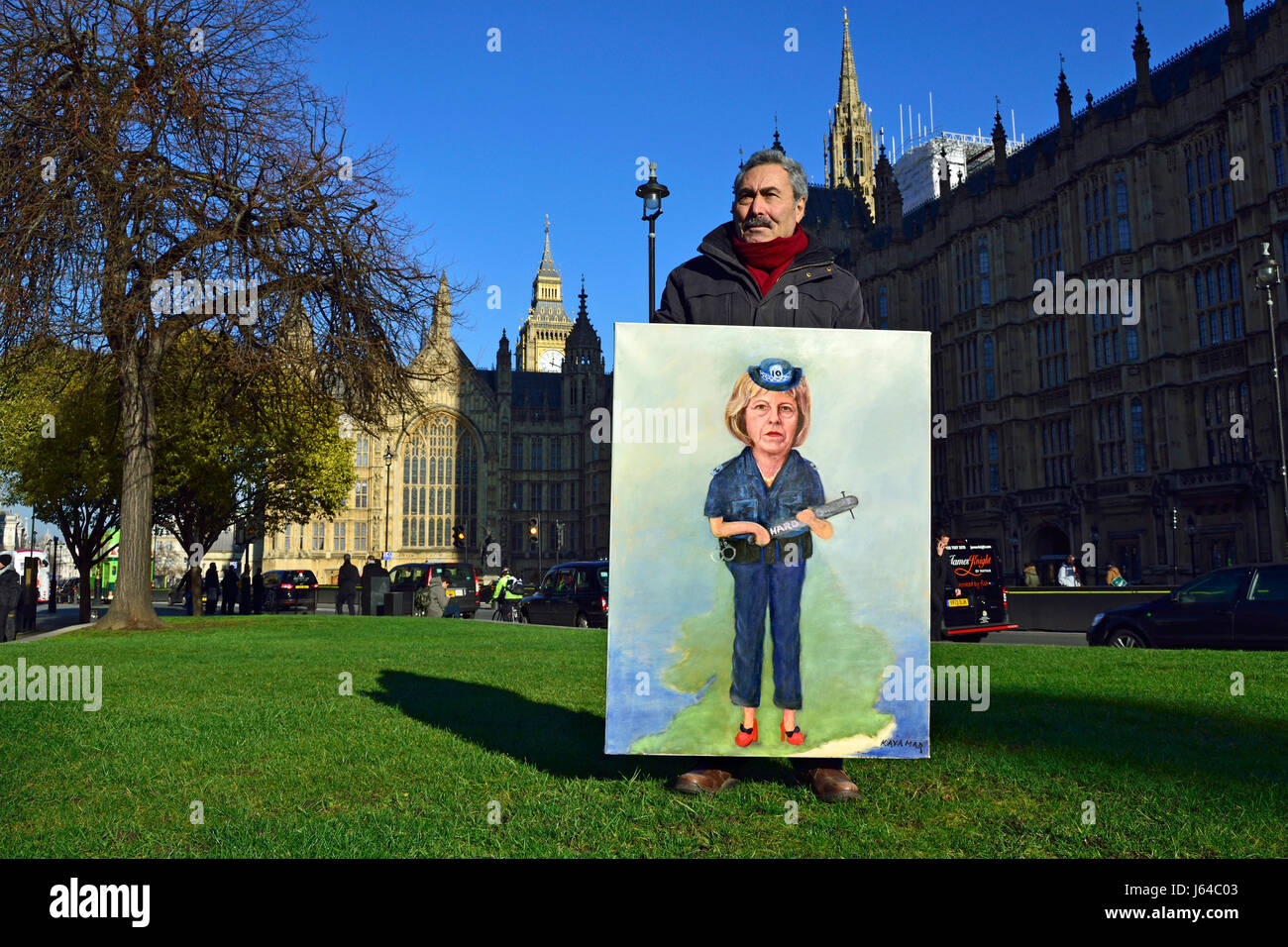 Kaya Mar - Karikaturist - mit seiner Malerei von PM Theresa May als Polizist Stockfoto