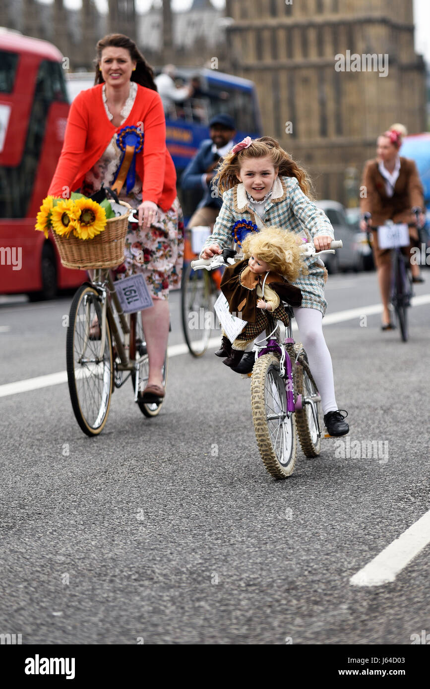 Tweed Run Radfahrer in London überqueren die Westminster Bridge und passieren die Houses of Parliament Stockfoto