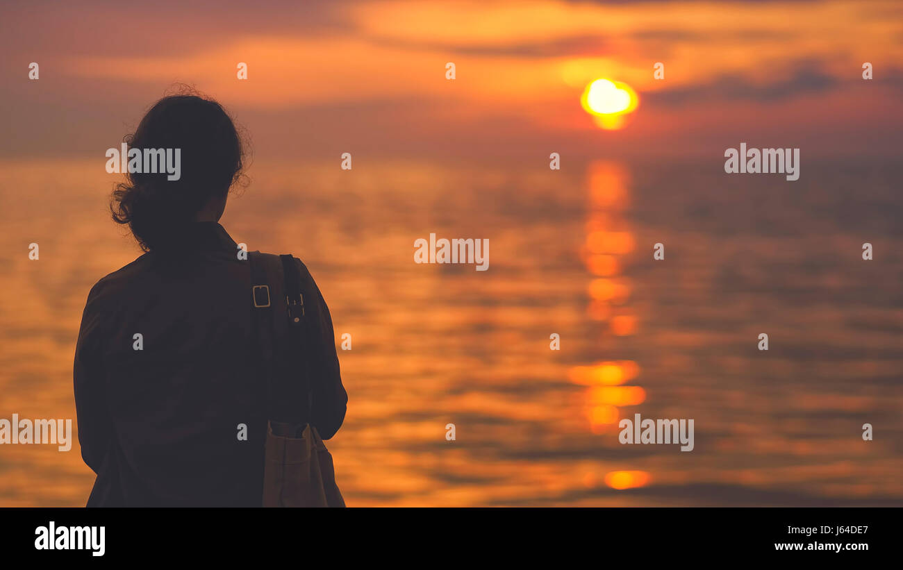 Genießen den Sonnenuntergang am Ende des Piers. Stockfoto