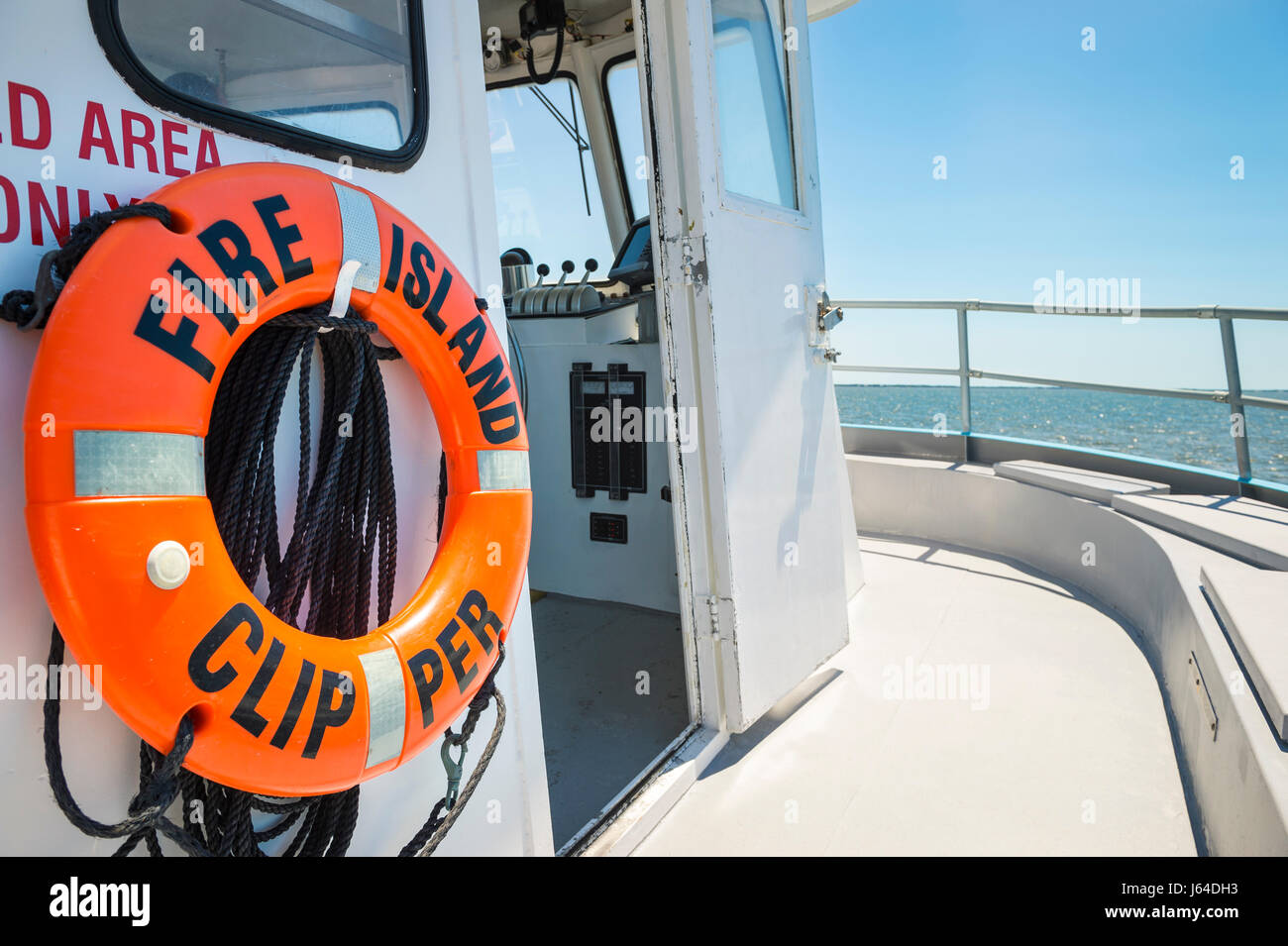 FIRE ISLAND, USA - 20. Juli 2016: The Fire Island Clipper Fähre Boot Köpfe über die Great South Bay aus Long Island, beliebtes Ausflugsziel. Stockfoto