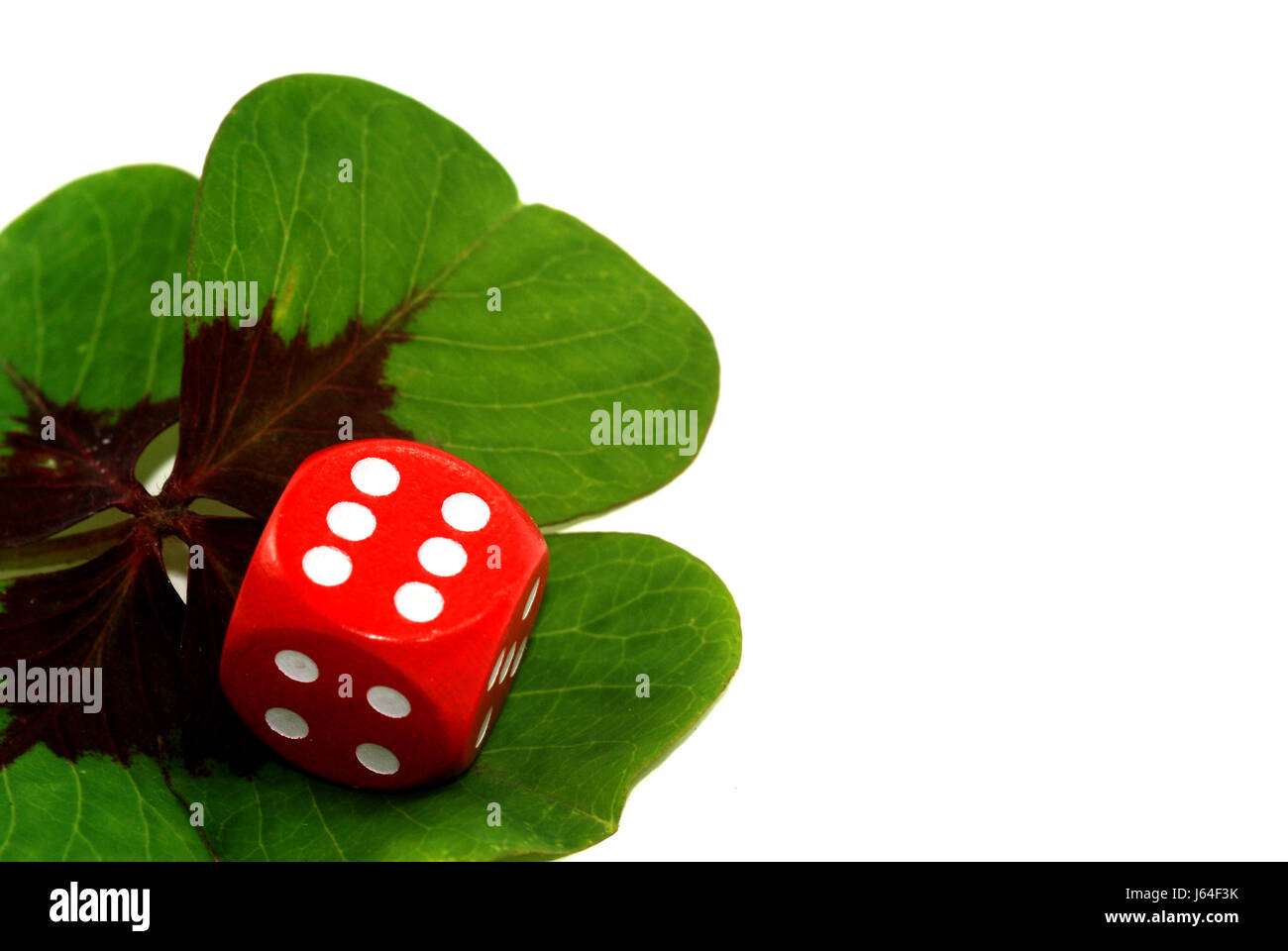 Grüne Würfel sechs Kleeblatt Glück Glück rot symbolischen grünen vier Würfel sechs Symbolik Stockfoto
