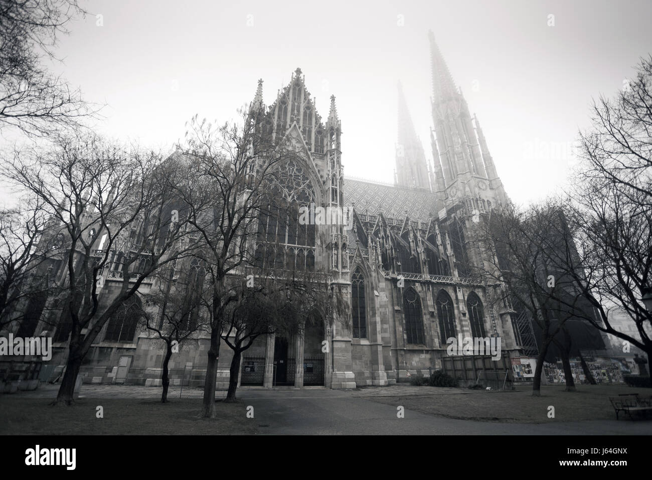 Votivkirche an einem nebeligen Wintertag, Wien, Österreich Stockfoto