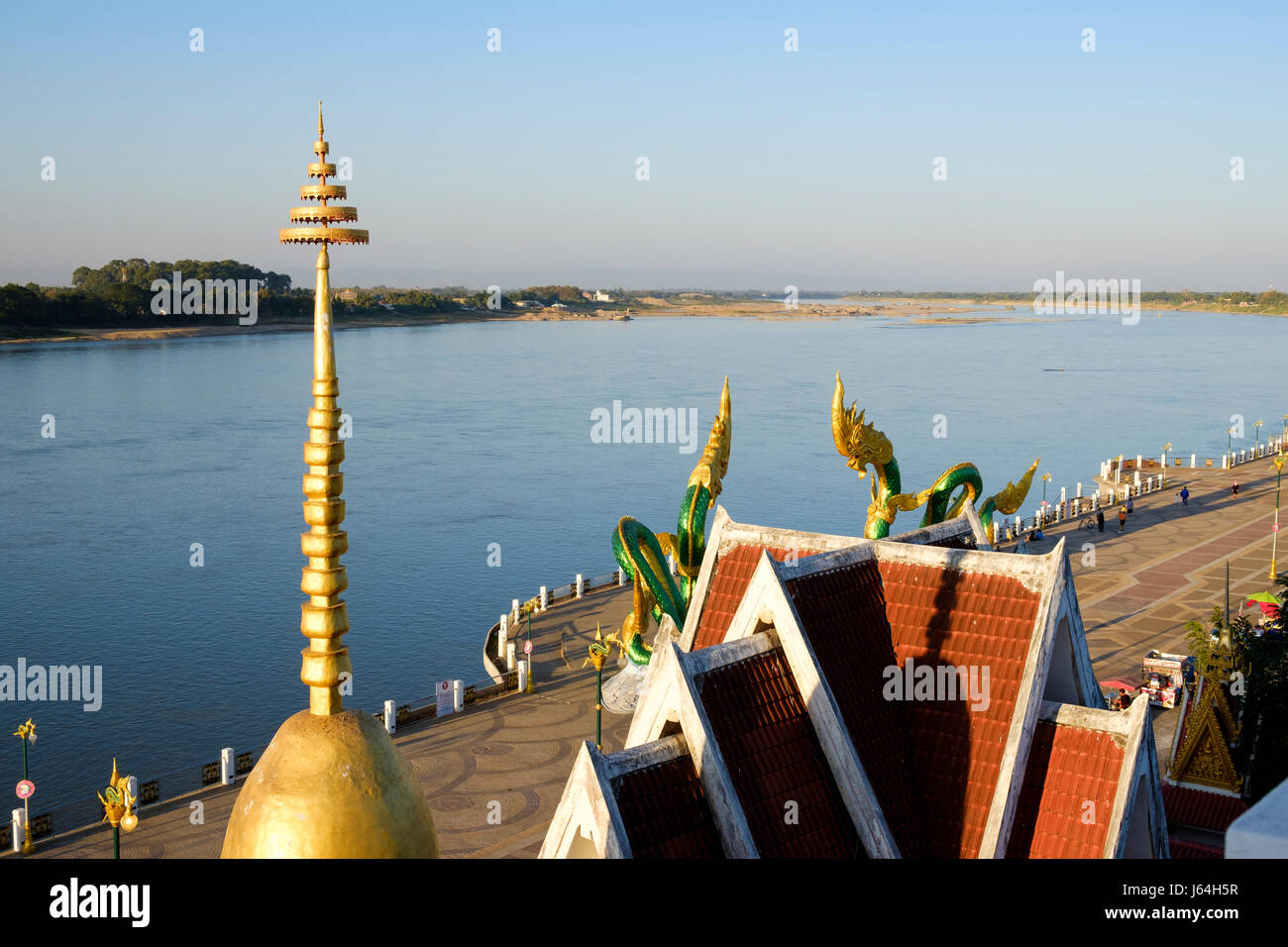 Mekong Fluss, goldenen Turmspitze und "Naga" Statuen gesehen vom Dach des Tempels Wat Lam Duan, Rim Kong Alley, Nong Khai, Isaan, Thailand. Stockfoto