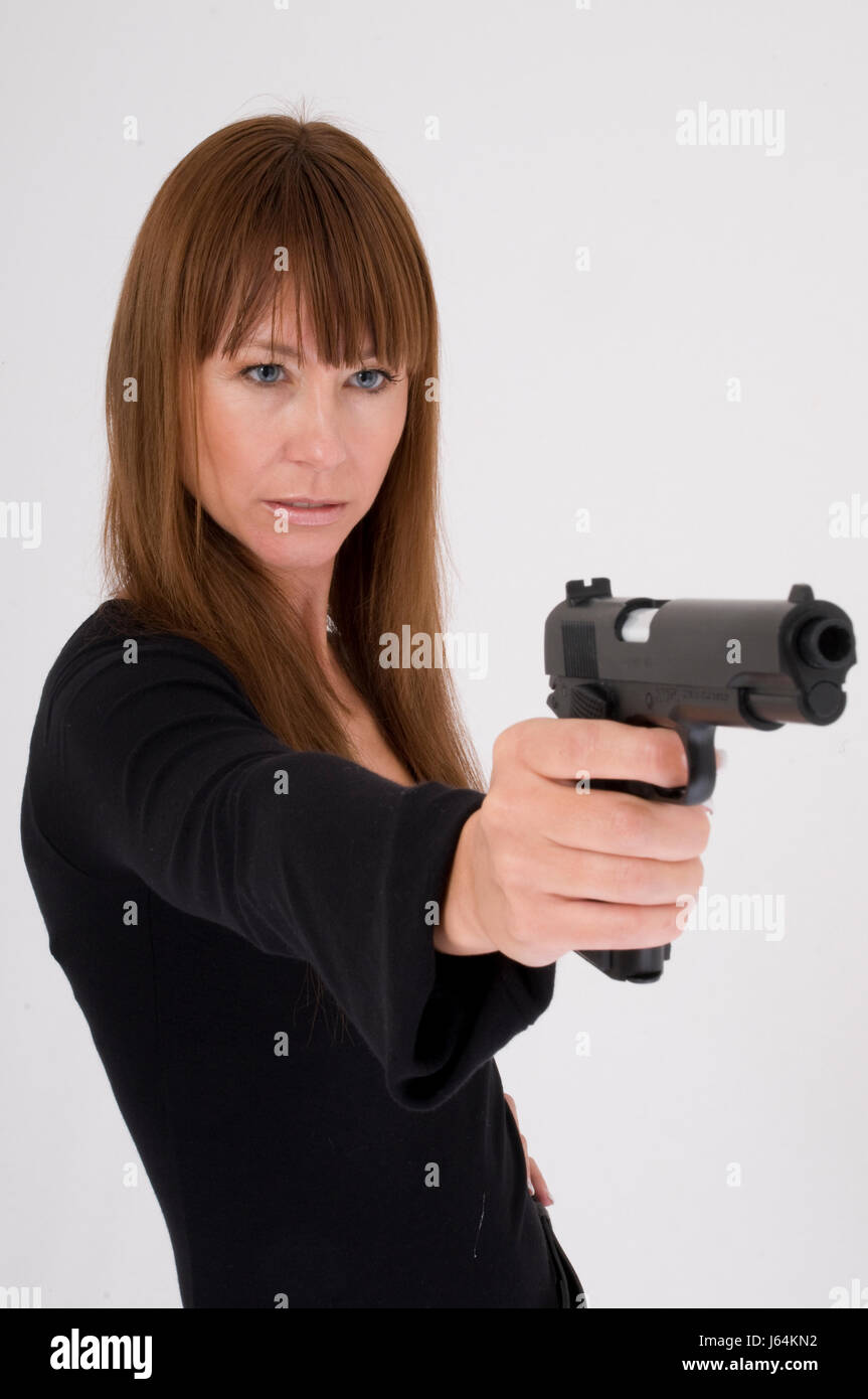 Frau Angriff Pistole Arm Waffe Revolver Ziel Gefahr schwarze dunkelhäutige kohlschwarze tief Stockfoto