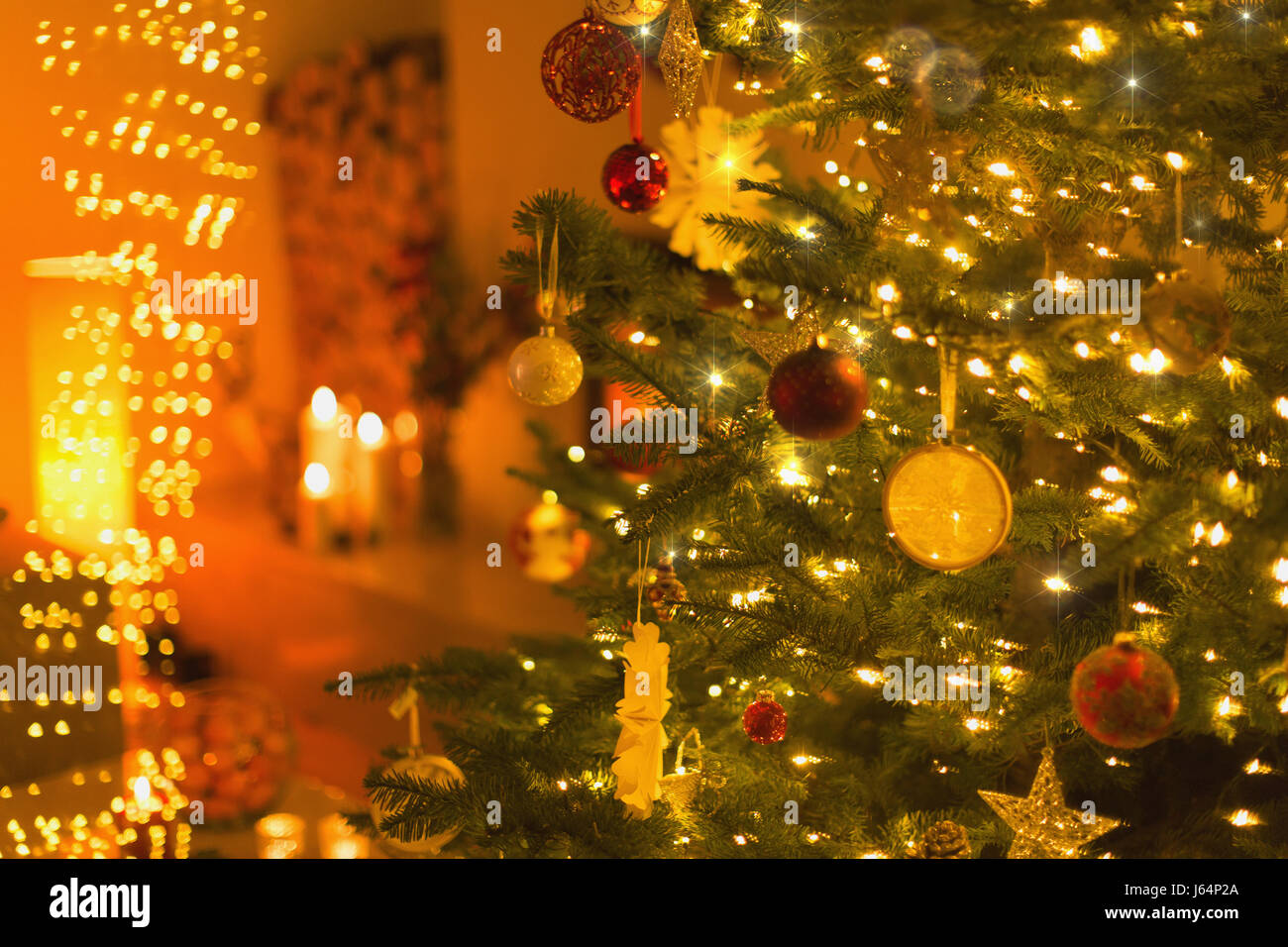 Ornamente und Lichterkette am Weihnachtsbaum Stockfoto