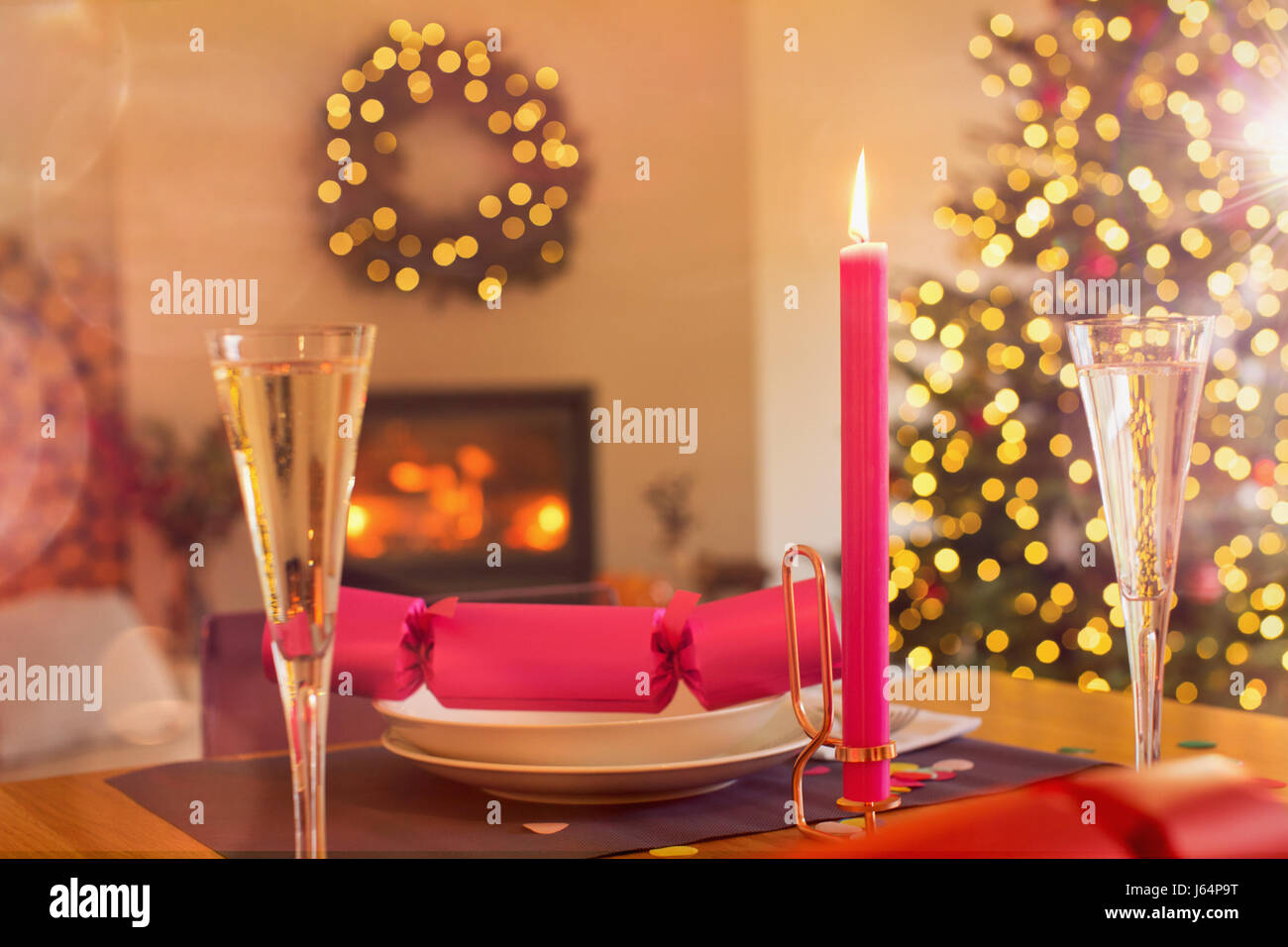 Sektflöte "Soirée", Kerze und Christmas Cracker auf ambient Tisch Stockfoto