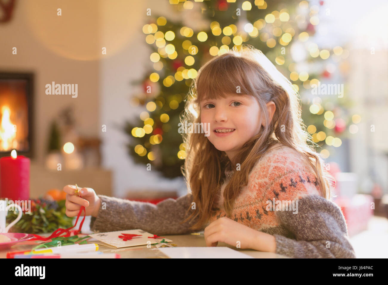 Porträt lächelndes Mädchen, Weihnachtsschmuck Stockfoto