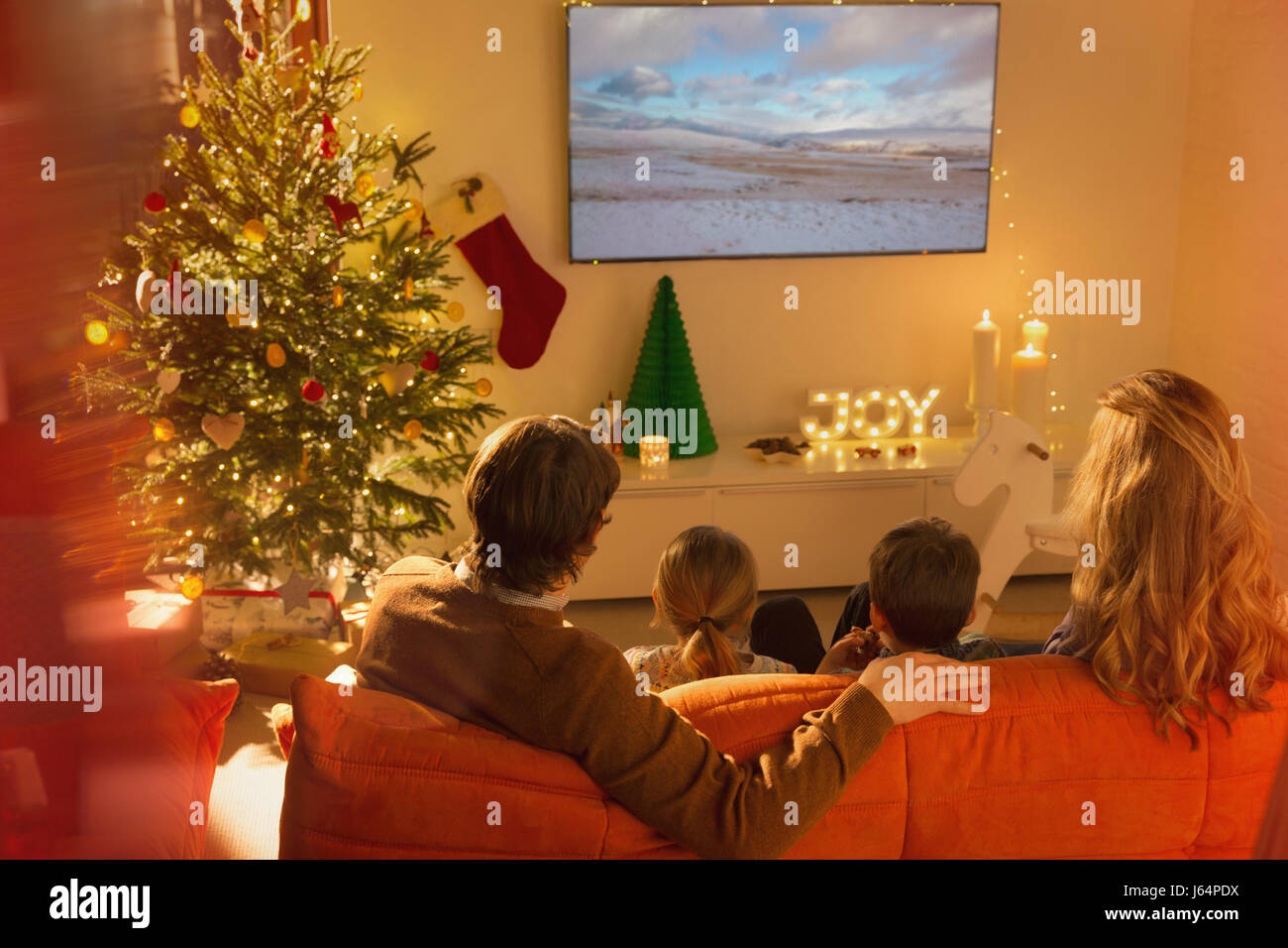 Christmas tv family -Fotos und -Bildmaterial in hoher Auflösung – Alamy