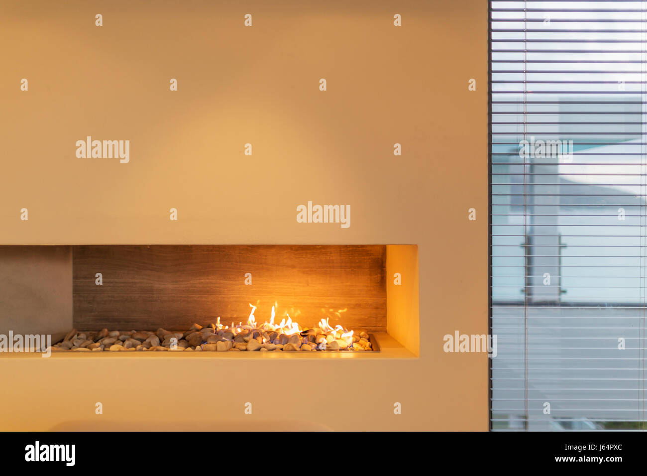 Moderner Rock-Gas-Kamin im Hause Designer-Einrichtung Stockfoto