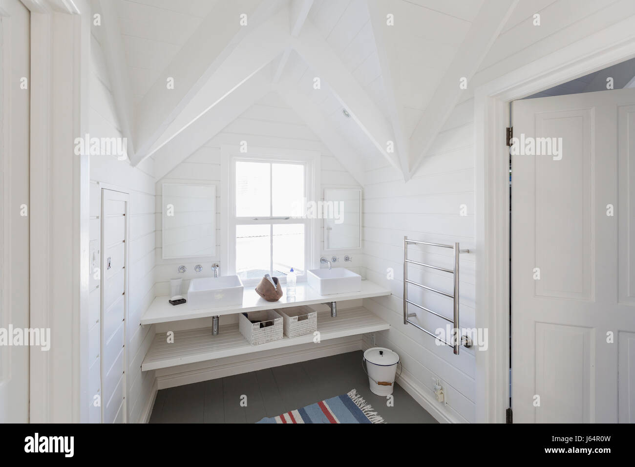 Weiße Luxusbadezimmer Waschbecken im Badezimmer mit Gewölbedecke Stockfoto