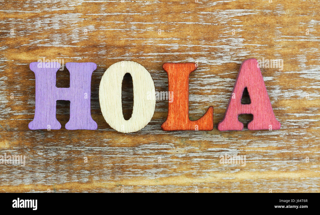 Hola (Hallo auf Spanisch) mit bunten Holzbuchstaben geschrieben Stockfoto