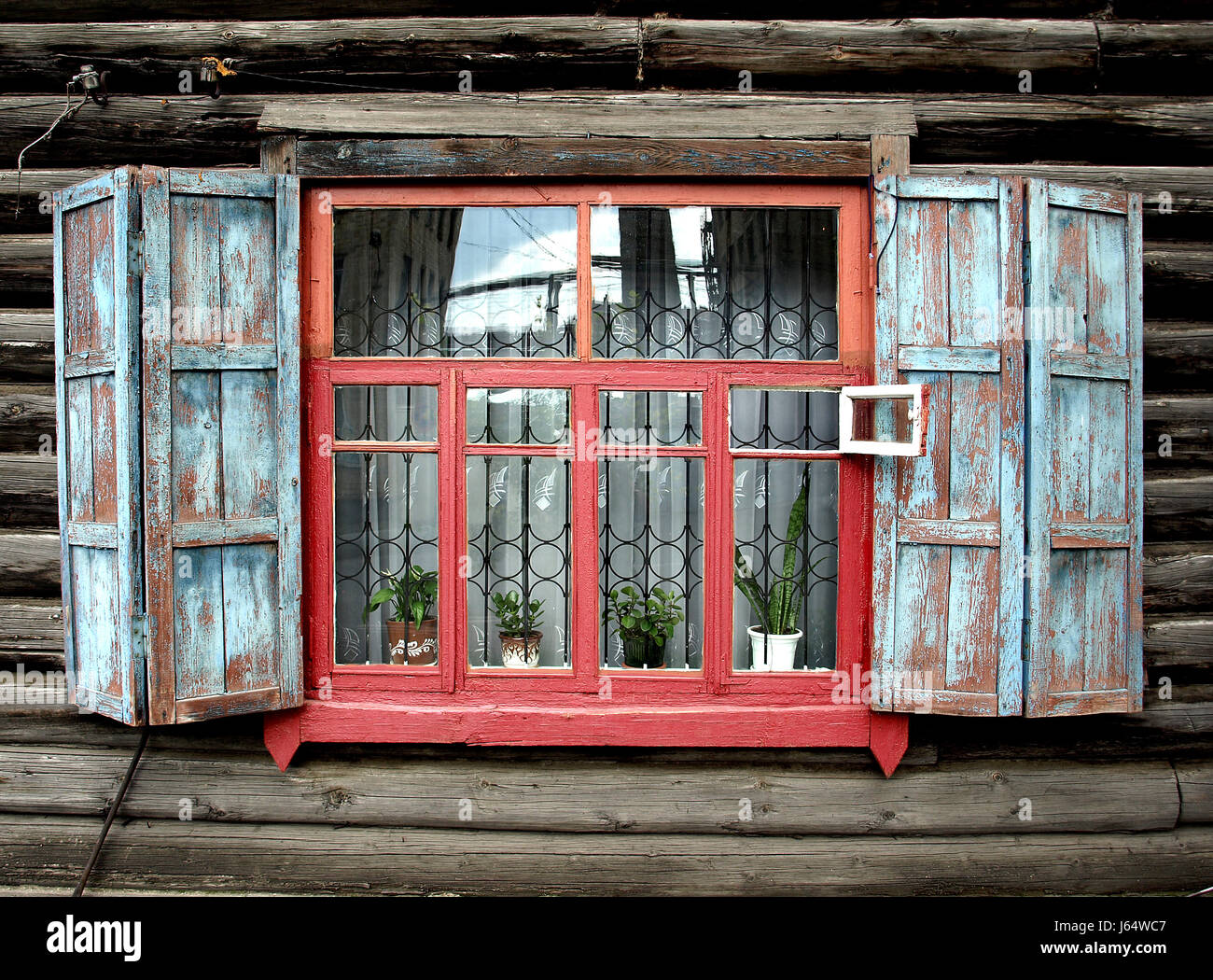 Fenster Bullauge Dormer Fenster Fenster Holz Sibirien Russland Holzfenster  blaues Haus Stockfotografie - Alamy