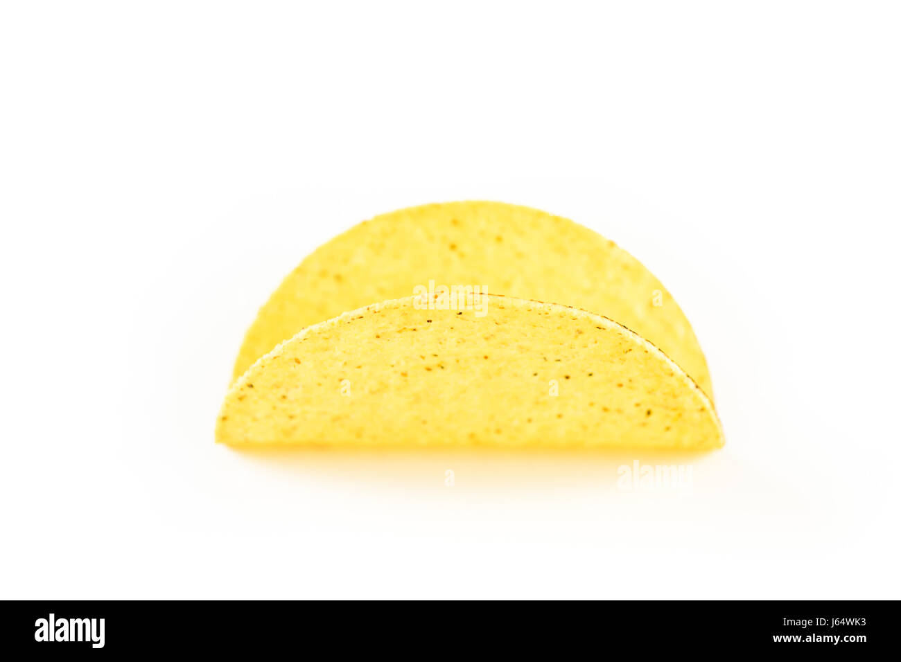 Gelber Mais Taco-Schalen auf einem weißen Hintergrund. Stockfoto