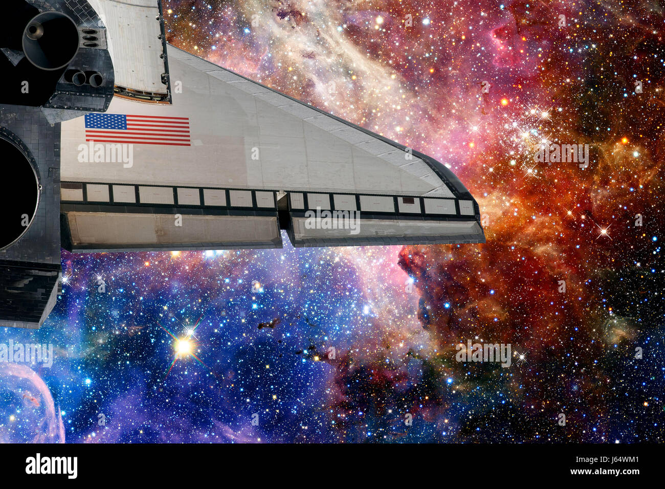 Raumschiff-Rakete und Sternenhimmel. Elemente des Bildes von der NASA eingerichtet. Stockfoto