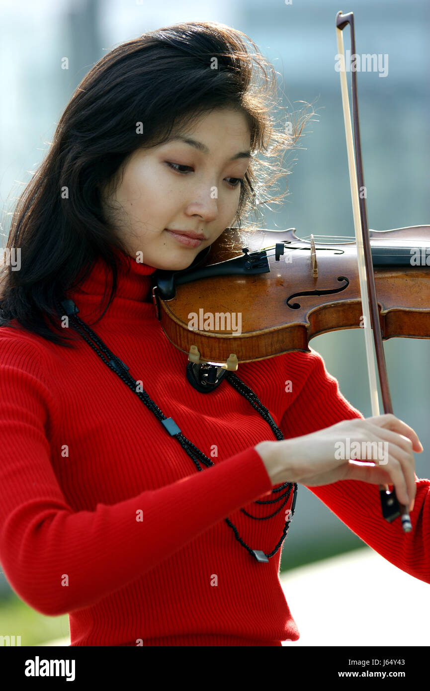 Frau schöne beauteously schöne Porträt Violine Maßnahme Musikinstrument Stockfoto