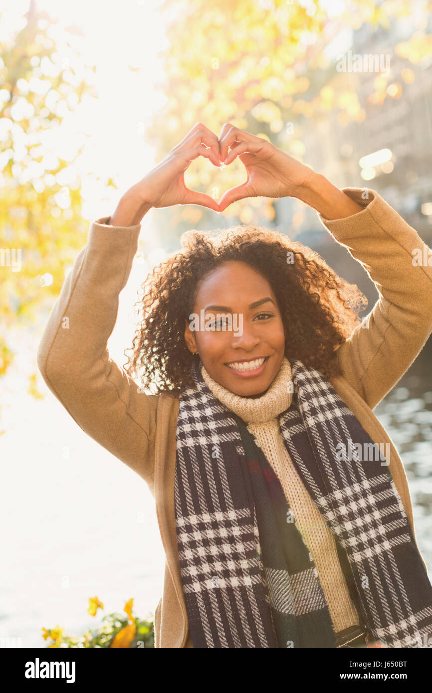 Porträt lächelnde junge Frau bilden Herzform mit Händen Stockfoto