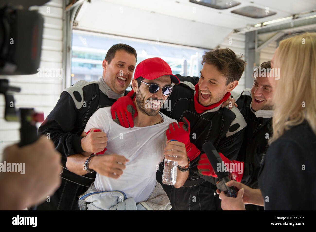 Formel 1-Fahrer und Team feiert Sieg in Werkstatt Stockfoto