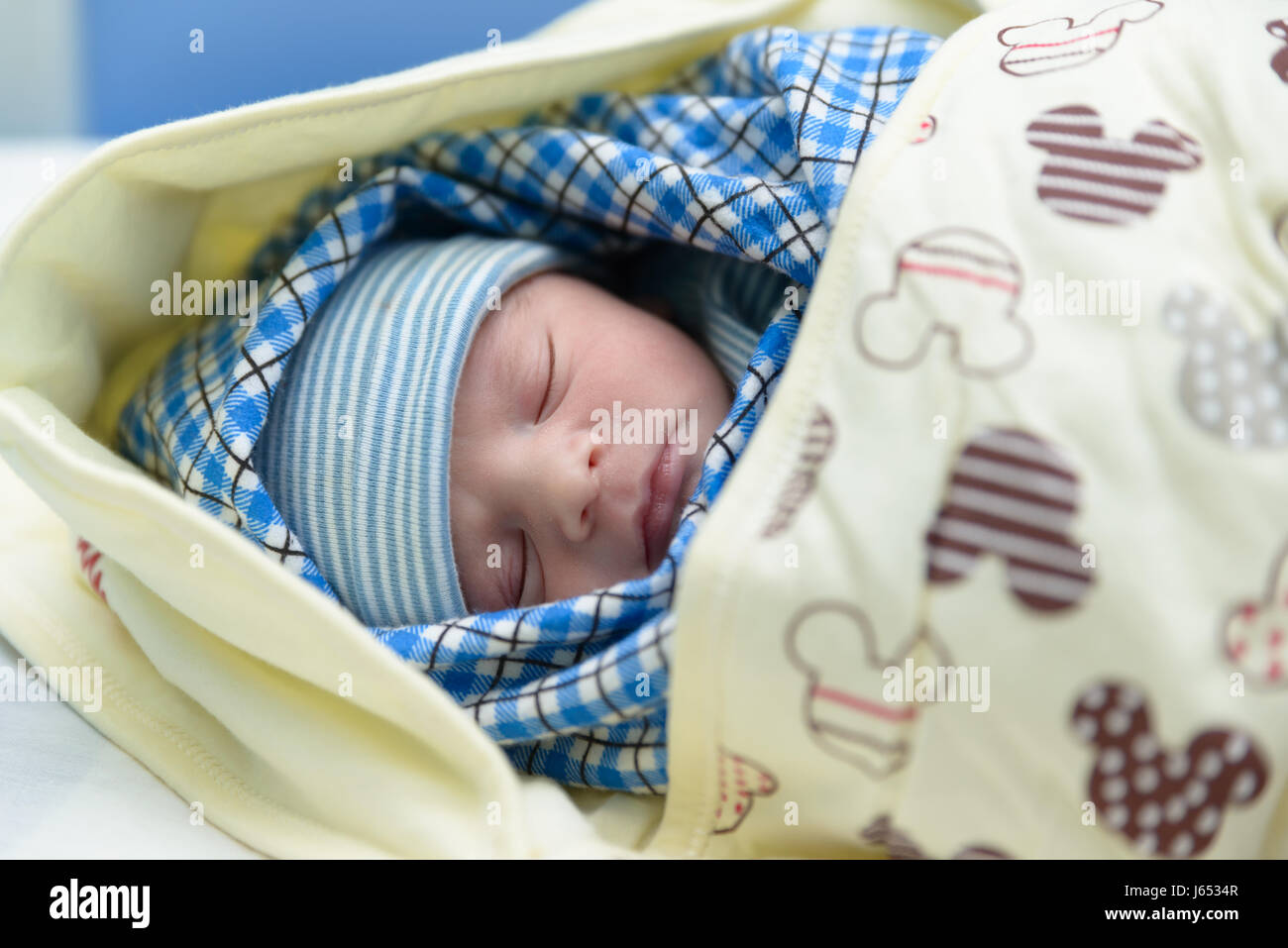 Gemischte Rassen südasiatischen und kaukasischen Neugeborene schlafen Stockfoto