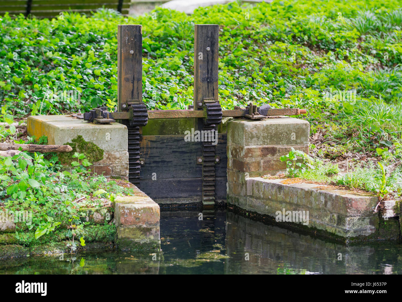 Schleuse Tor. Kleine alte Schleuse Tor in der Landschaft. Stockfoto