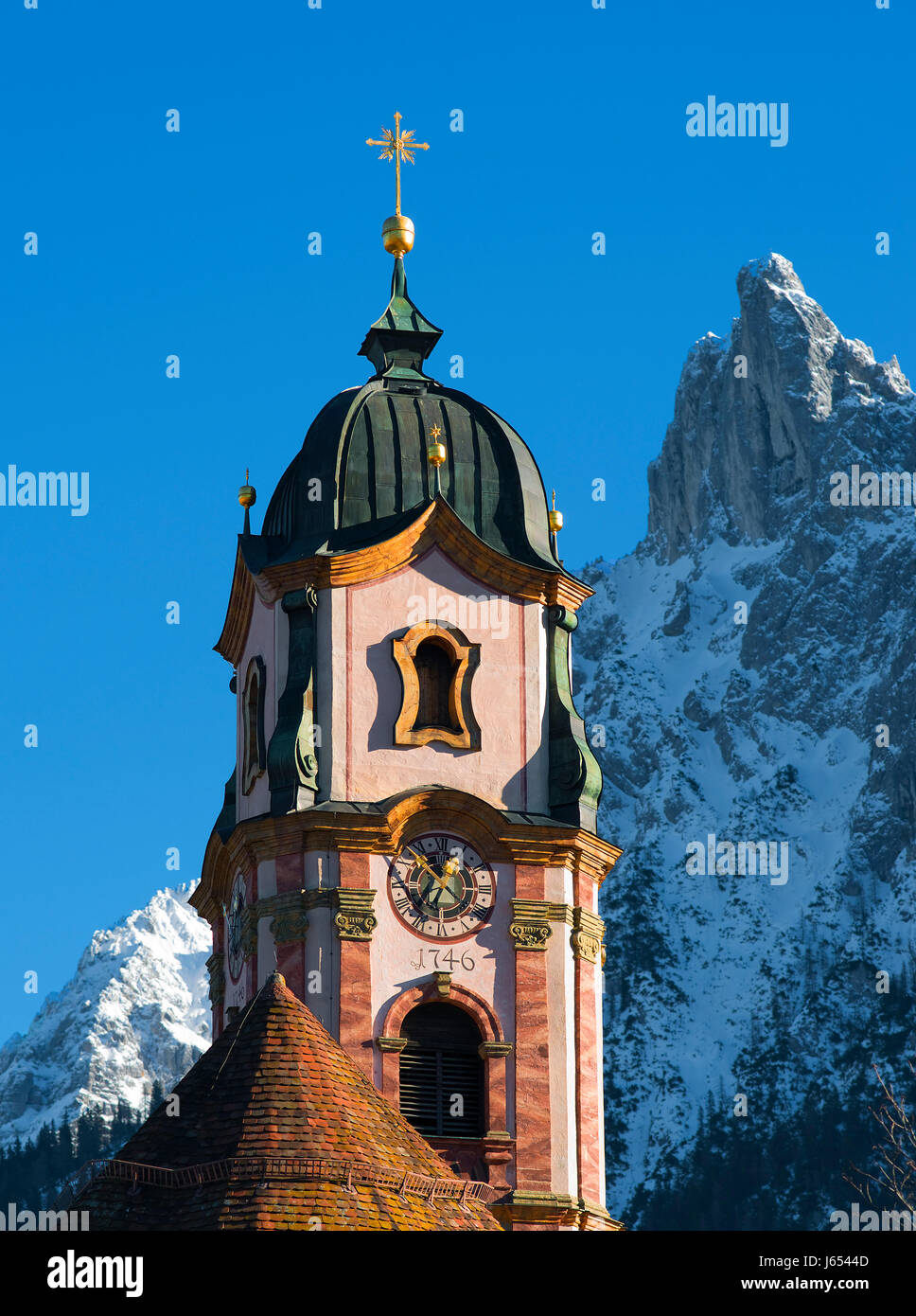 Kirche Alpen Bayern Kirchturm Mittenwald historische Kirche Berge Stockfoto