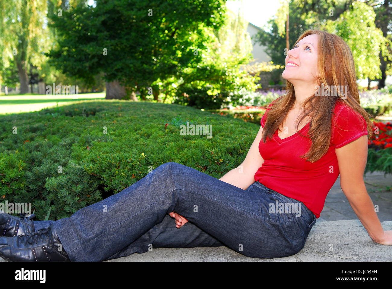Frau Park setzen sitzen Sit Vierzigern zu erleichtern einfache Ruhe entspannen erholen Stockfoto
