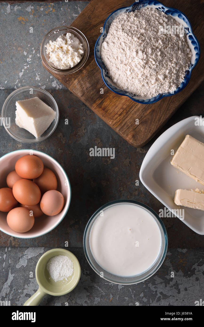 Zutaten für das Kochen Khachapuri mit Sulguni Käse Stockfoto