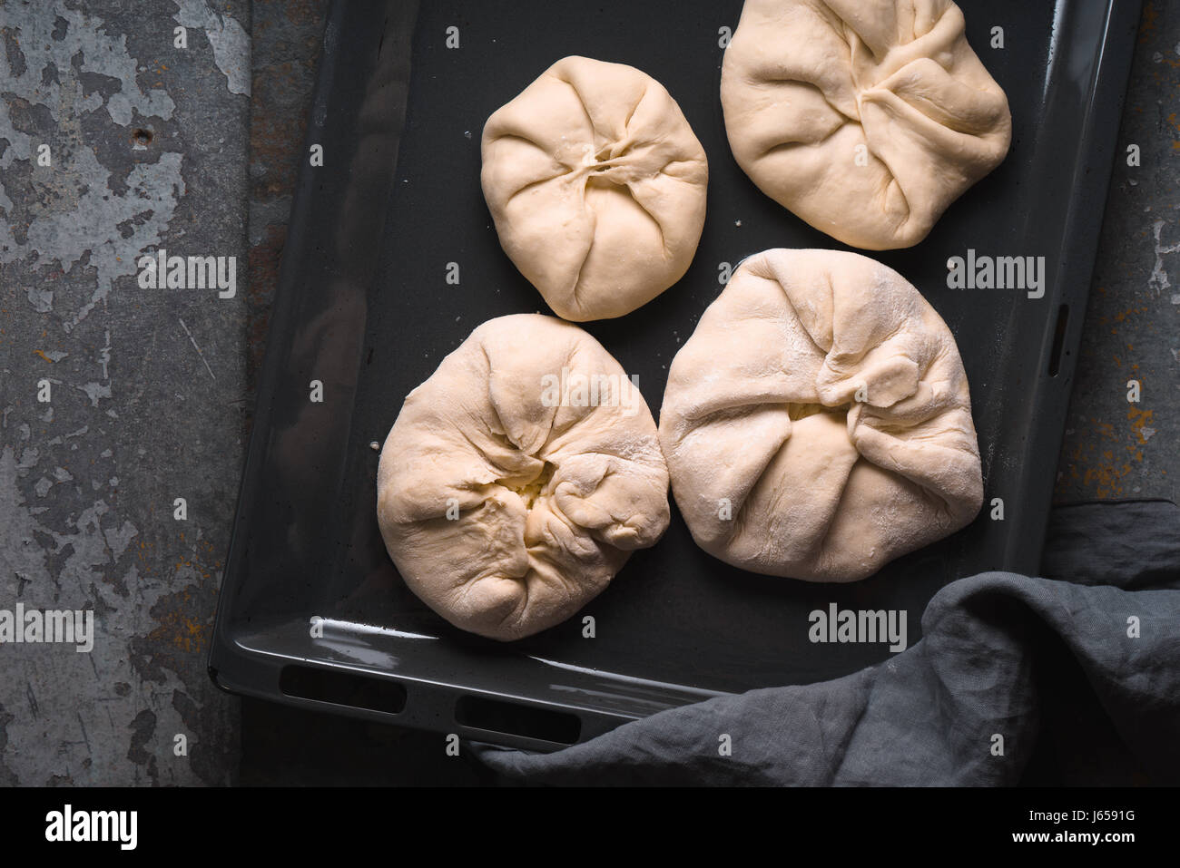 Khachapuri mit Käse auf ein Backblech auf einen metallischen Hintergrund und Serviette Stockfoto