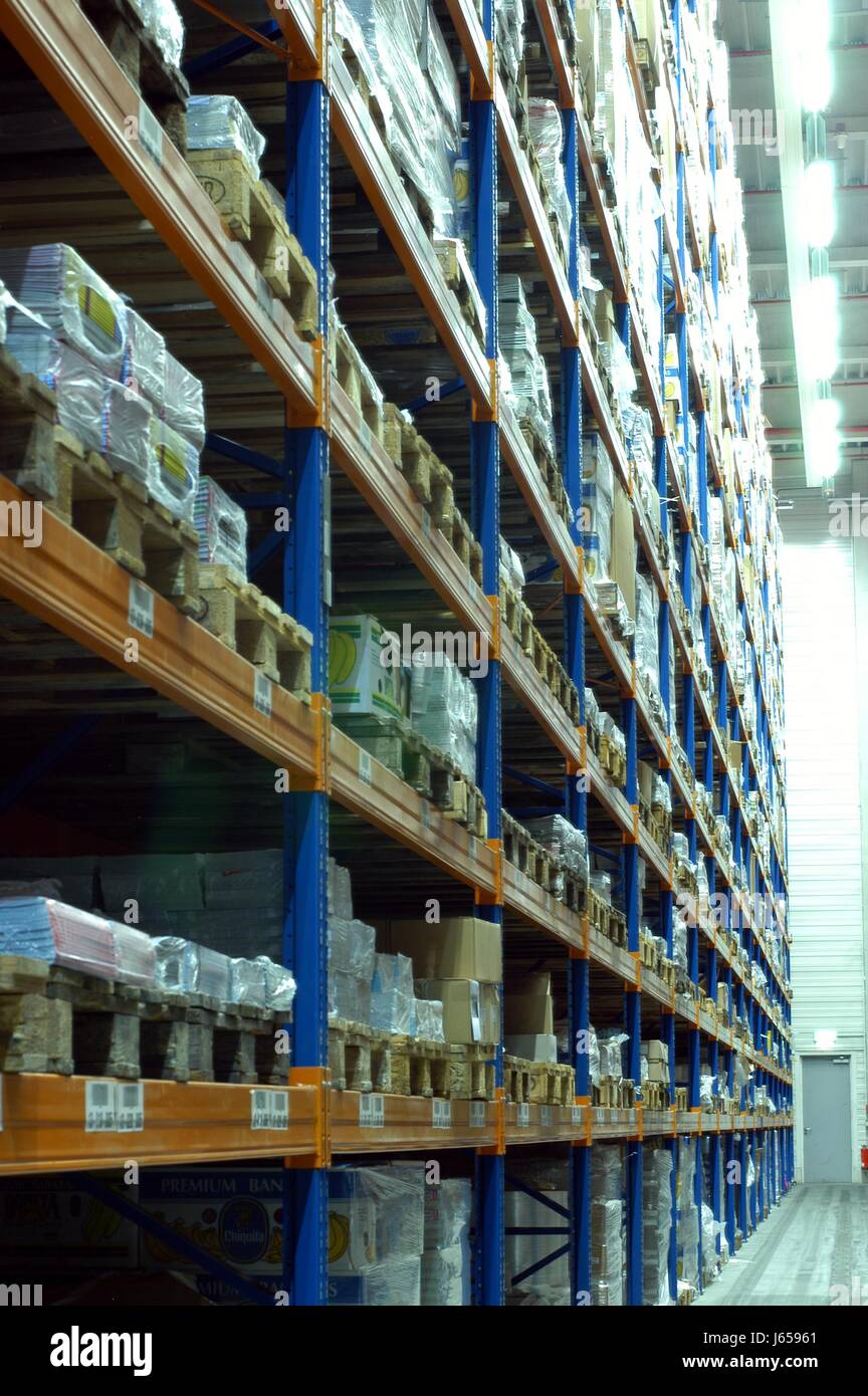 Halle Regal Ware Depot Paletten bereitstellen Lager Logistik Bücher drucken Vermittlung Stockfotografie