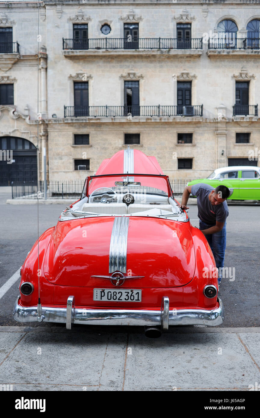 Mann Waschen seine amerikanischen Oldtimer auf den Straßen von Havanna, Kuba Stockfoto