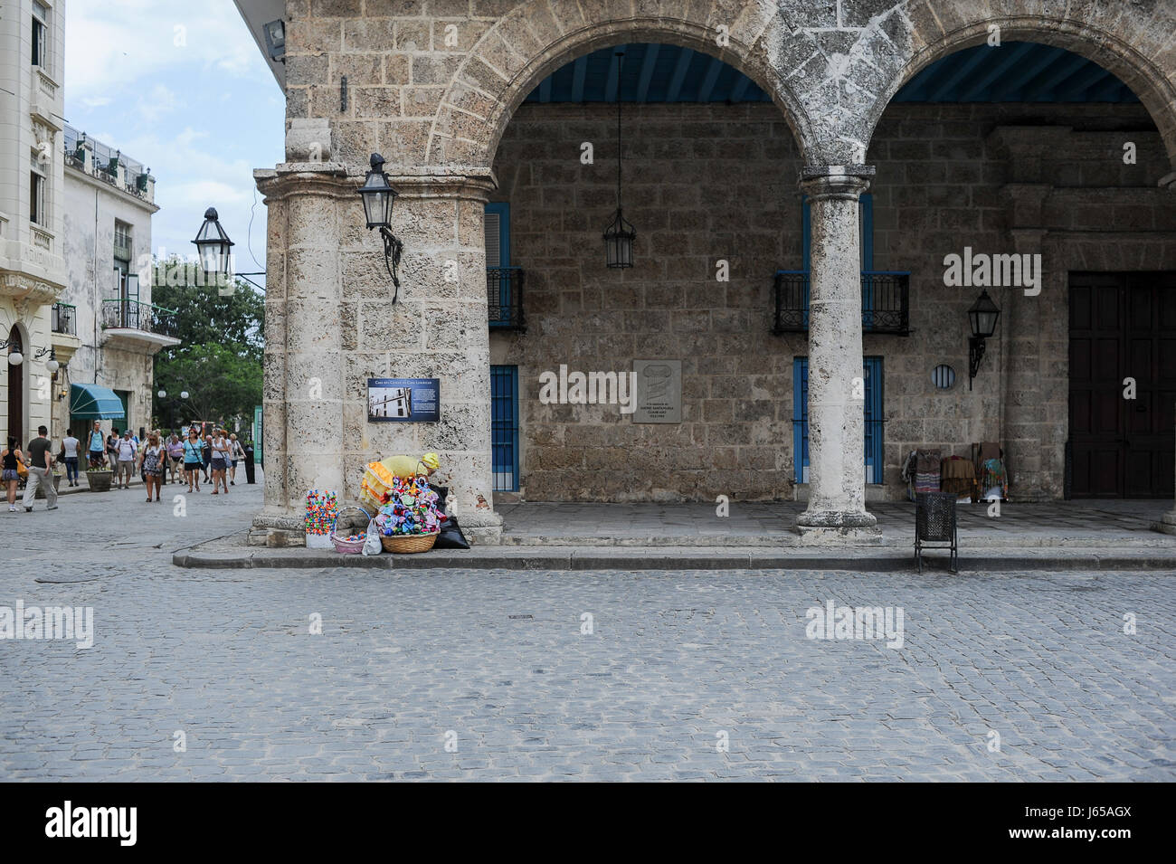 Blick auf Plaza De La Catedral in Alt-Havanna, Kuba mit improvisierten Souvenir stehen Stockfoto
