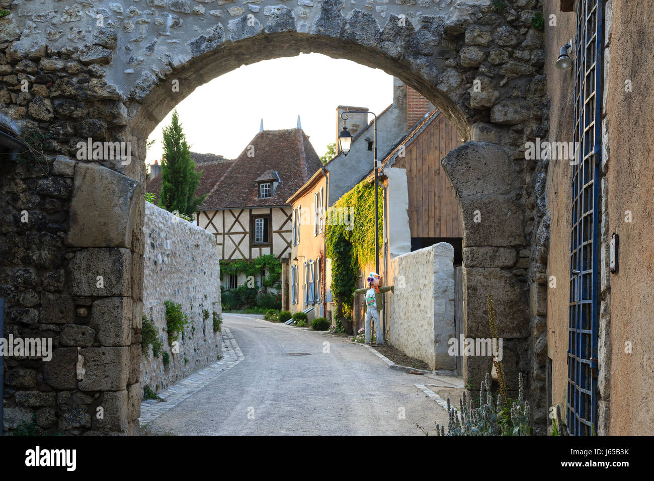 Frankreich, Allier, Verneuil en Bourbonnais, Häuser mit Blick auf den Kirchplatz Stockfoto