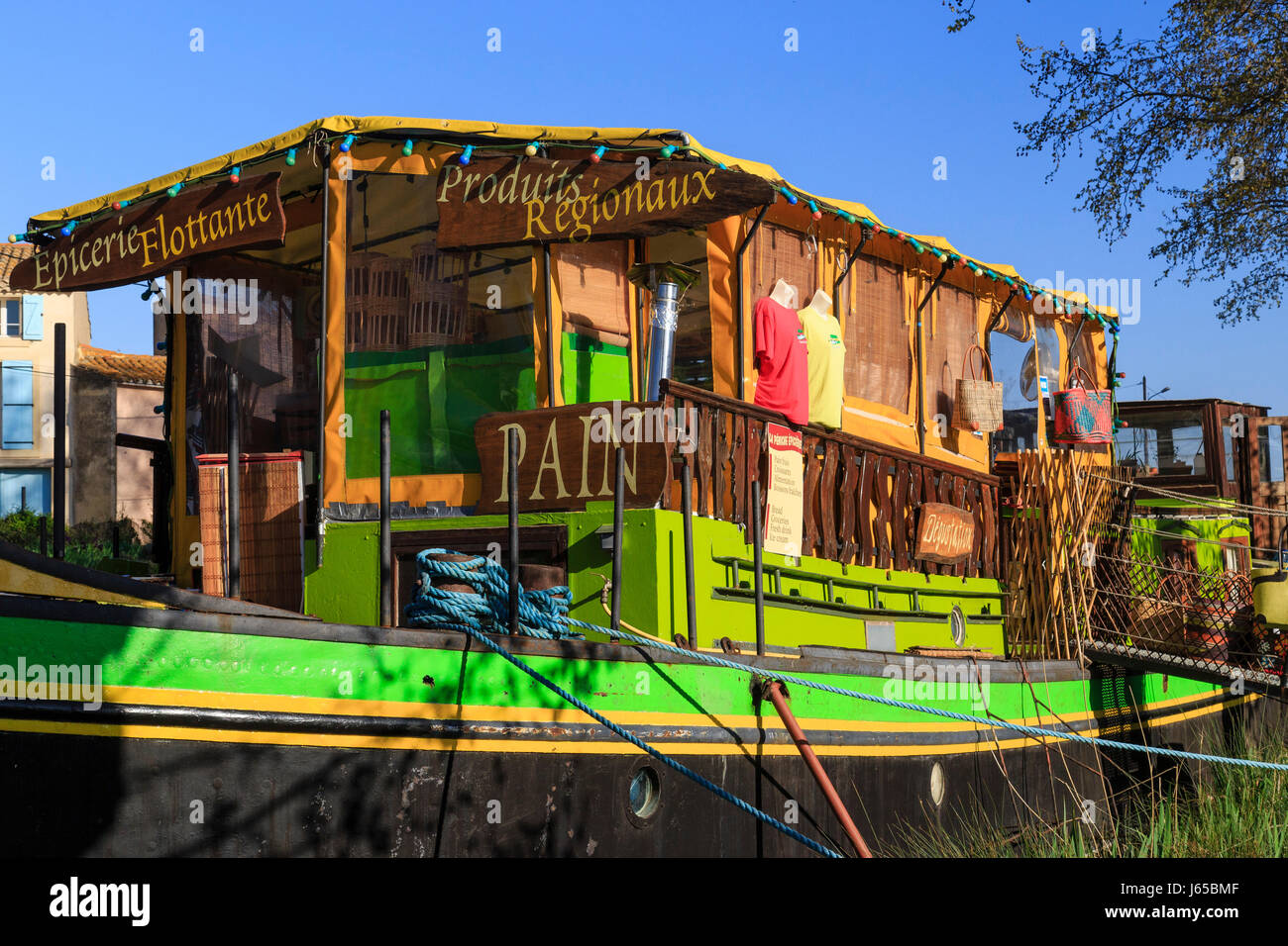Frankreich, Aude, le Somail, Somail Flusshafen auf dem Canal du Midi als Weltkulturerbe der UNESCO, Tamata die Barge Lebensmittelgeschäft Stockfoto
