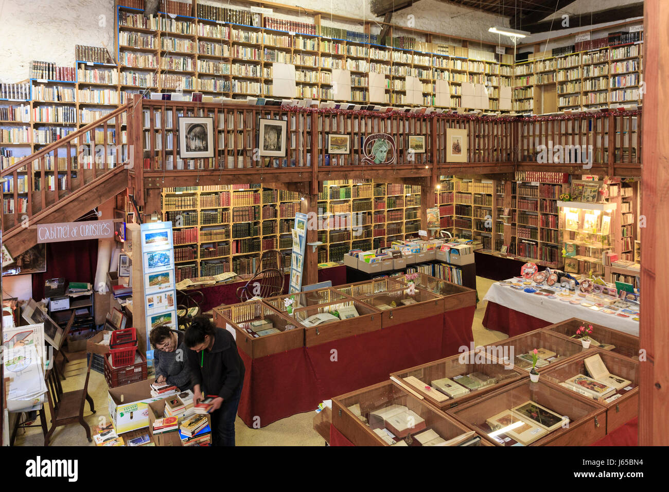 Frankreich, Aude, Le Somail, Hafen am Canal du Midi, Le Trouve Tout du Livre, Bibliothek alter Bücher in einem ehemaligen Weingut am Rande des Kanals Stockfoto