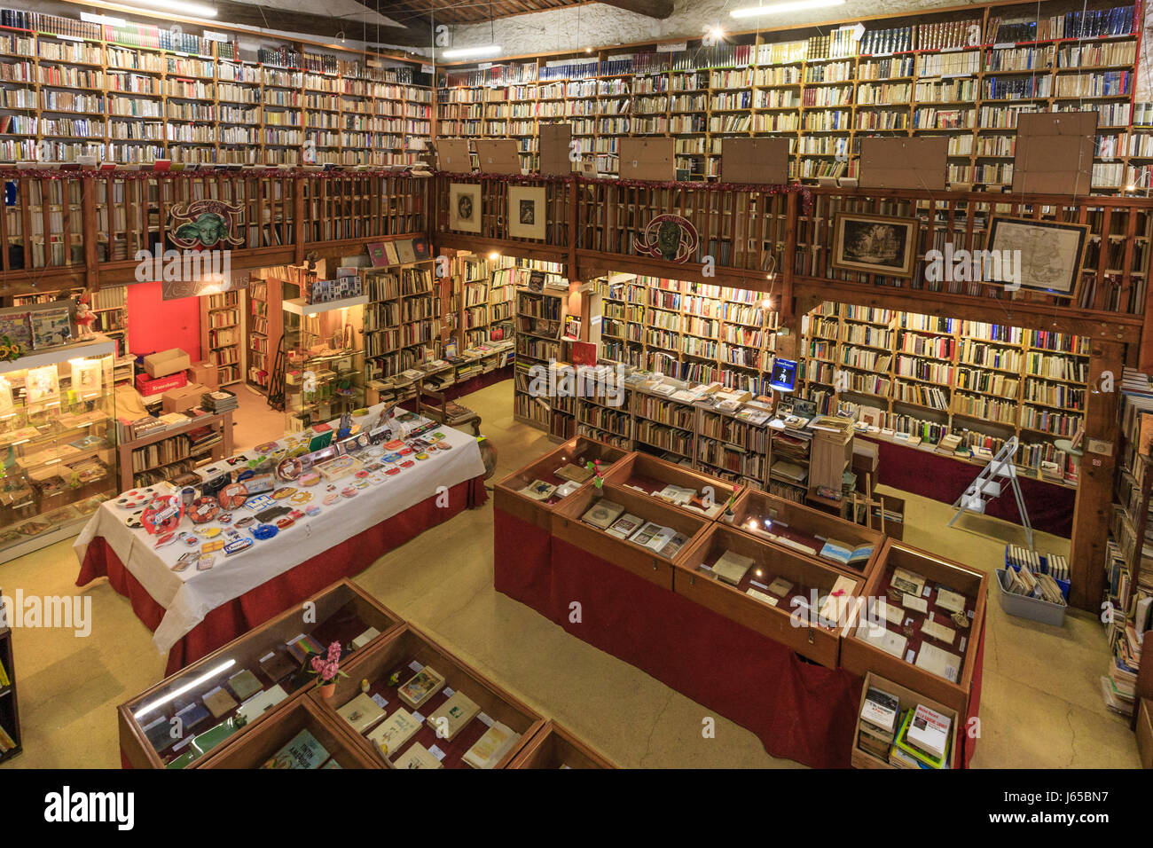 Frankreich, Aude, Le Somail, Hafen am Canal du Midi, Le Trouve Tout du Livre, Bibliothek alter Bücher in einem ehemaligen Weingut am Rande des Kanals Stockfoto