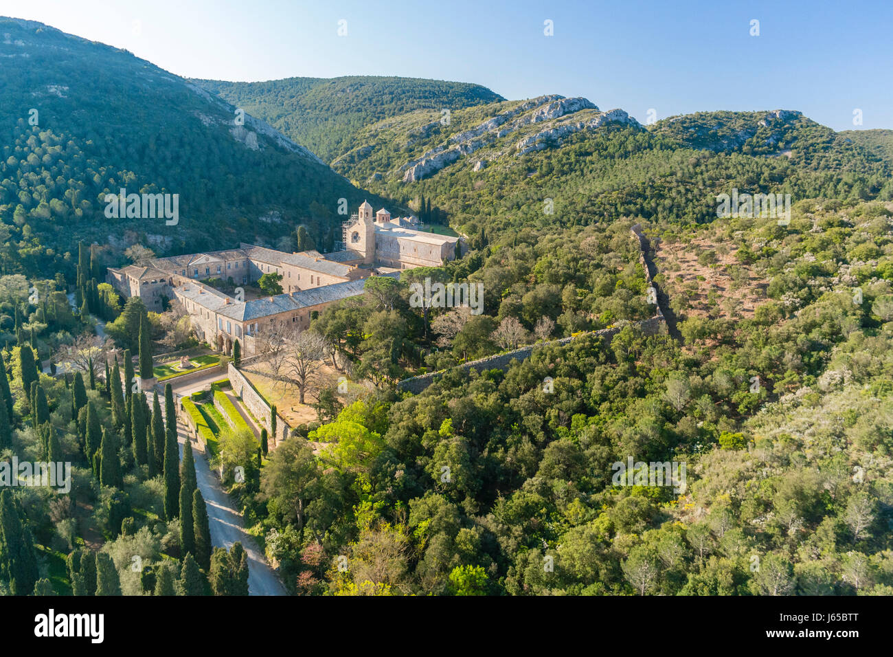 Frankreich, Aude, Narbonne, Fontfroide Abbey (Luftaufnahme) Stockfoto