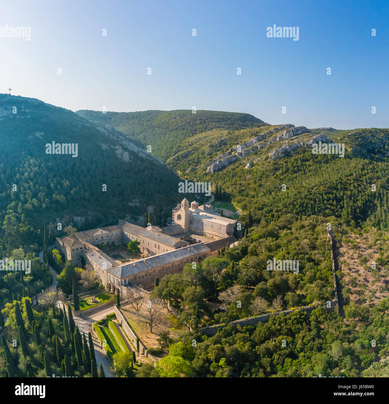 Frankreich, Aude, Narbonne, Fontfroide Abbey (Luftaufnahme) Stockfoto