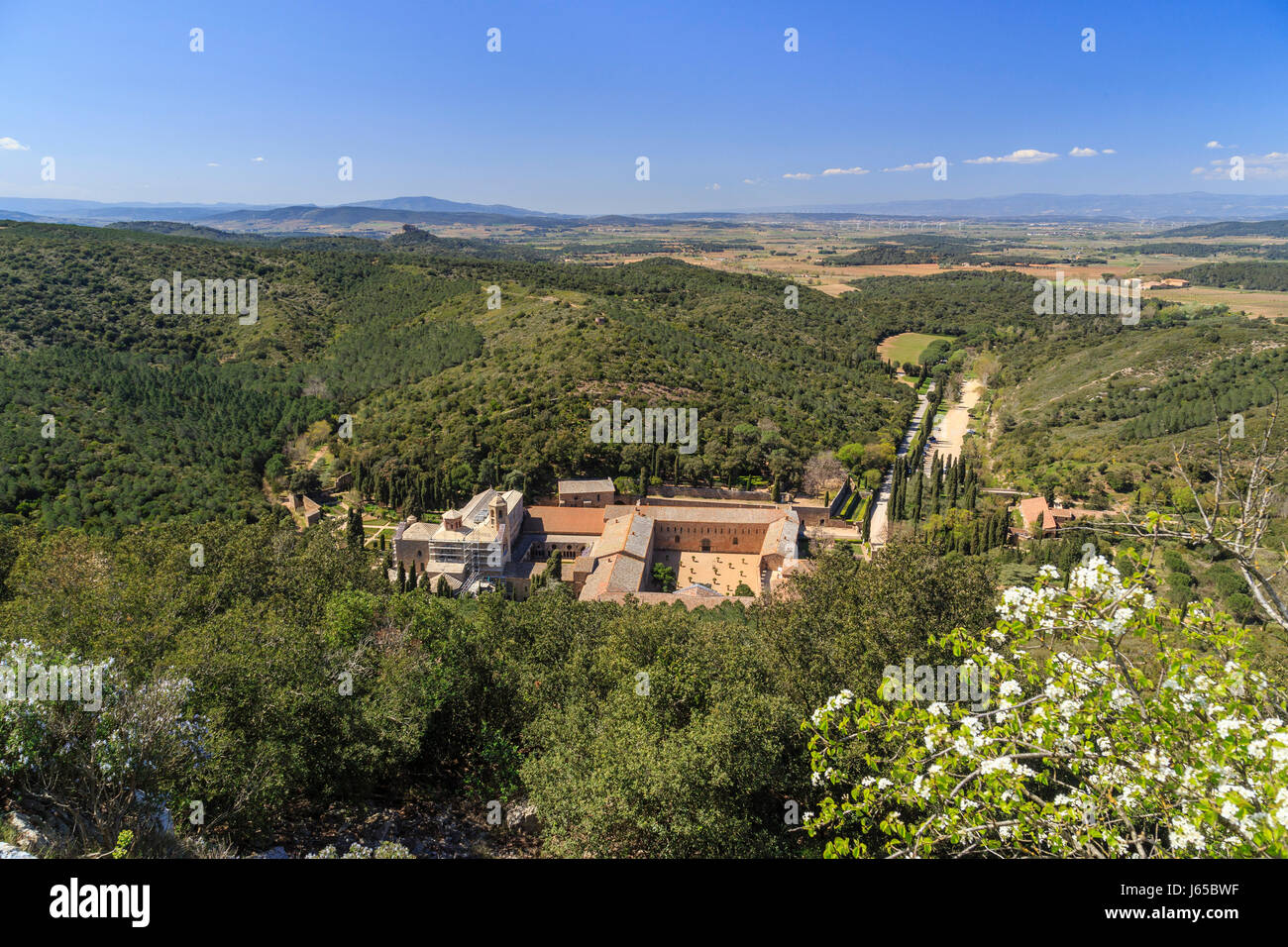 Frankreich, Aude, Narbonne, Abtei Fontfroide, Blick auf die Abtei vom Kreuz von Fontfroide Stockfoto