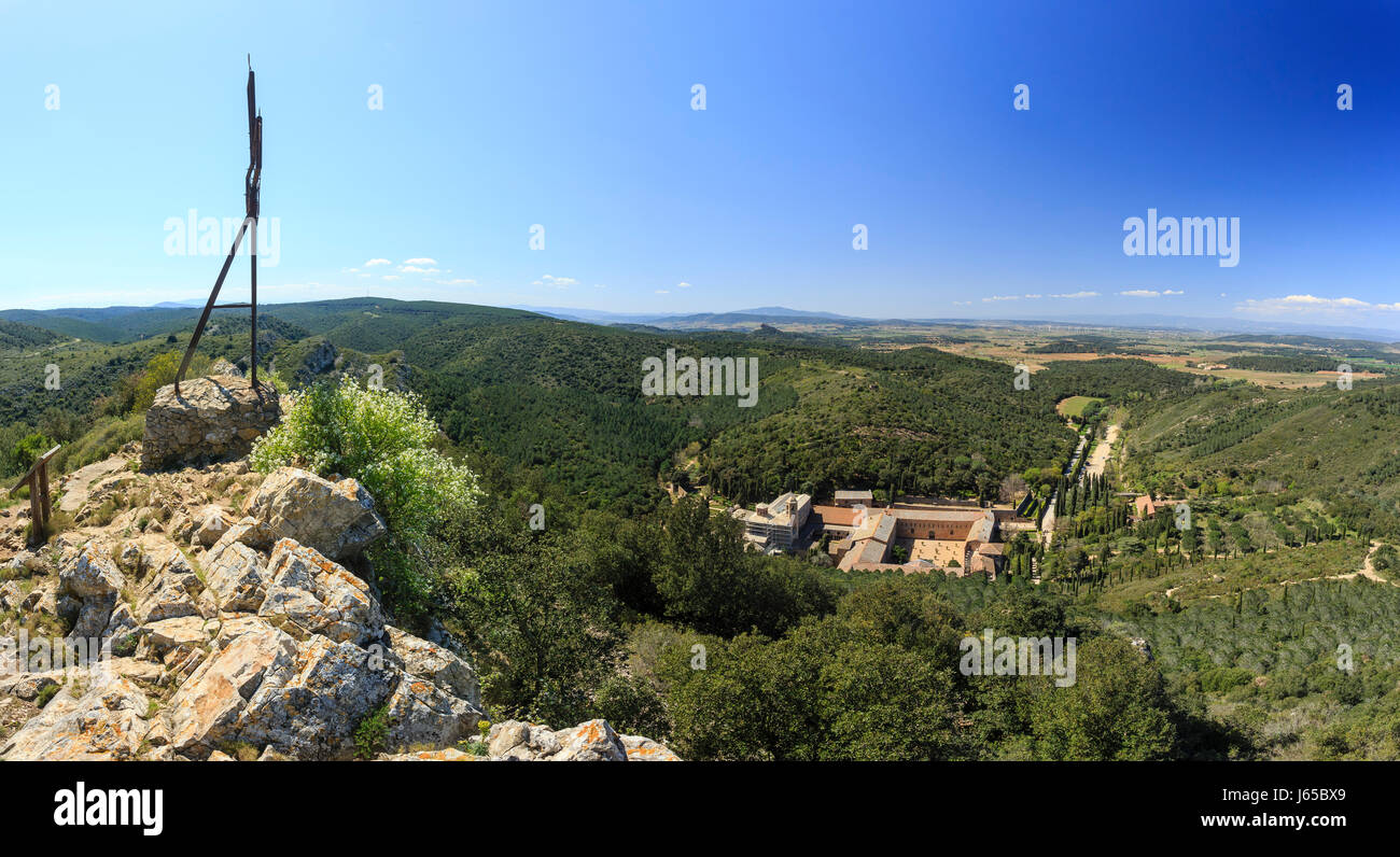 Frankreich, Aude, Narbonne, Abtei Fontfroide, Blick auf die Abtei vom Kreuz von Fontfroide Stockfoto
