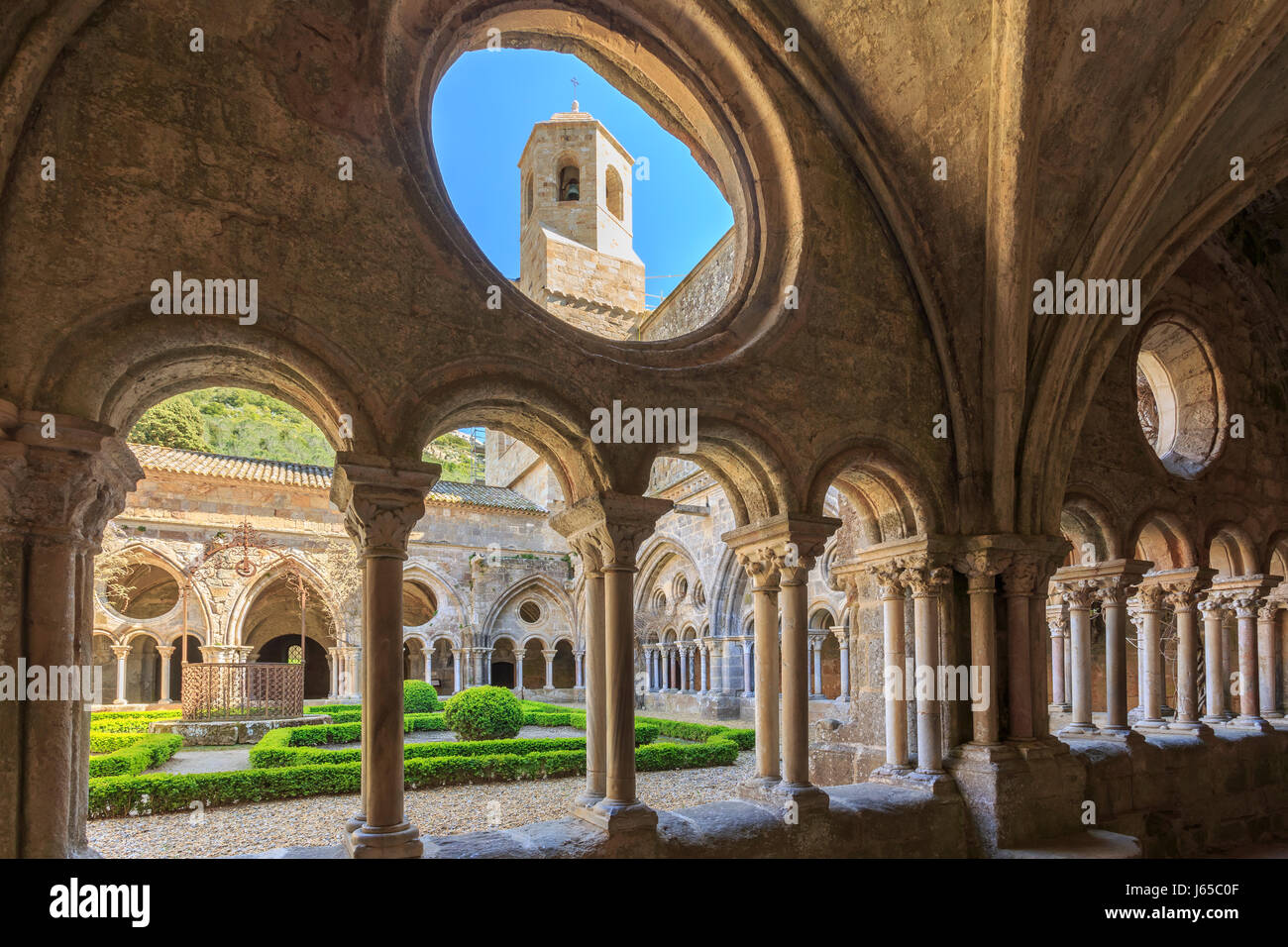Frankreich, Aude, Narbonne, Fontfroide Abbey, der Kreuzgang Stockfoto