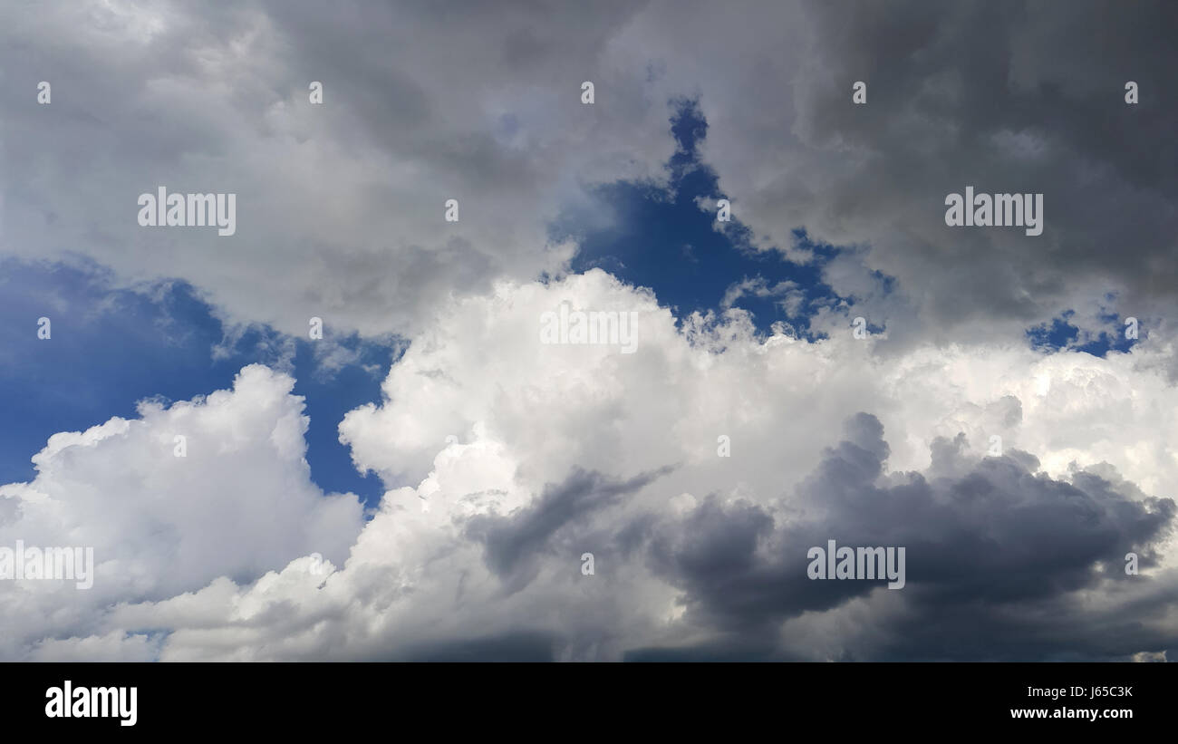 Sehr dynamische Wolkengebilde mit verschiedenen Arten von Wolken in einem regnerischen Frühlingstag. Stockfoto